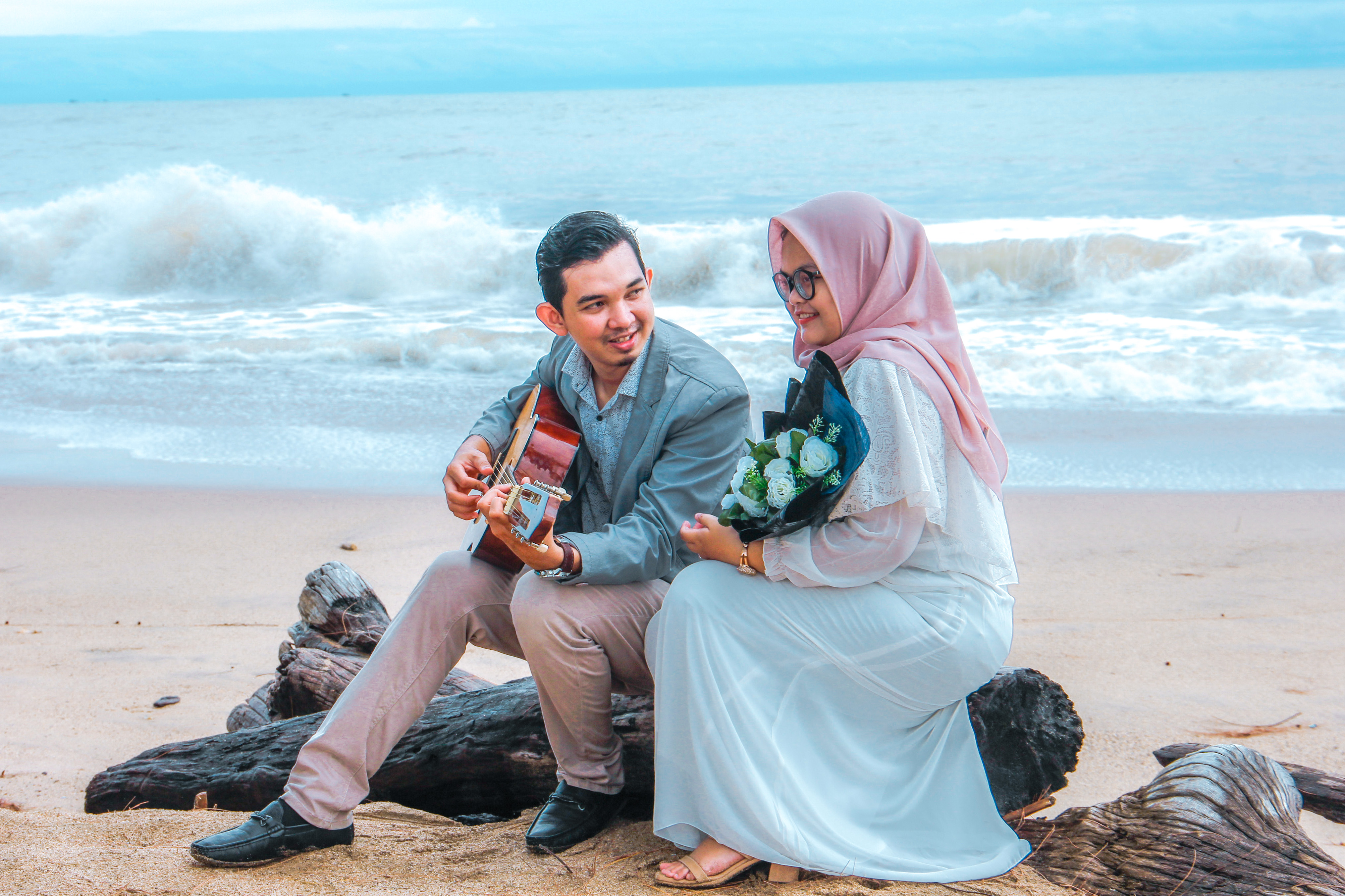 Muslim couple during date on beach · Free