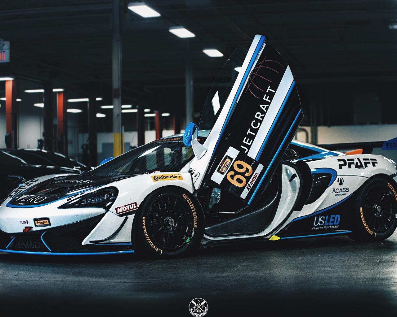 McLaren 570s GT4 [7360x4912]