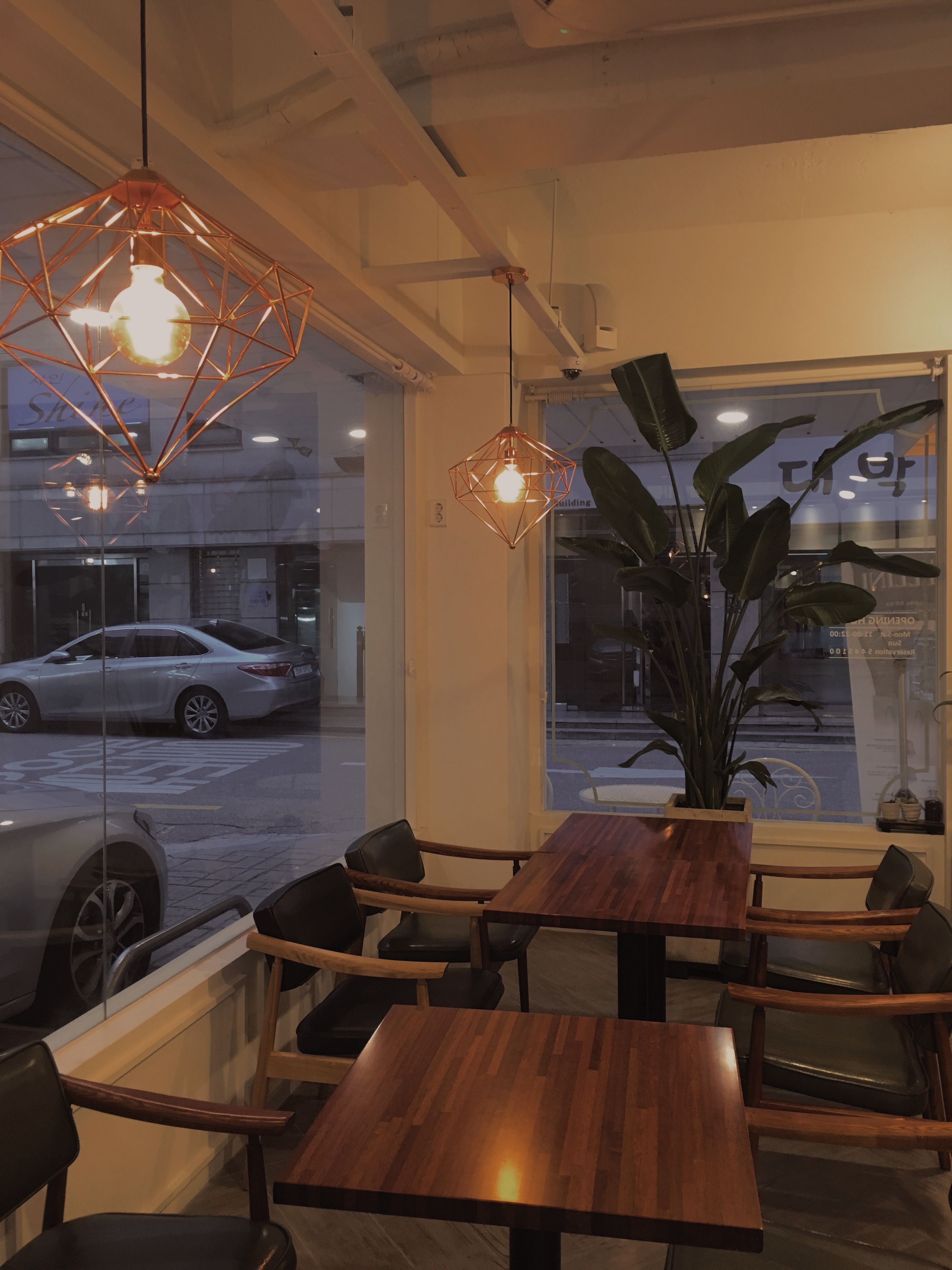 seoul #coffeeshop #coffee #cafe #interiors #korea #evening #warm #aesthetic. Interior kafe, Desain interior, Desain kedai kopi