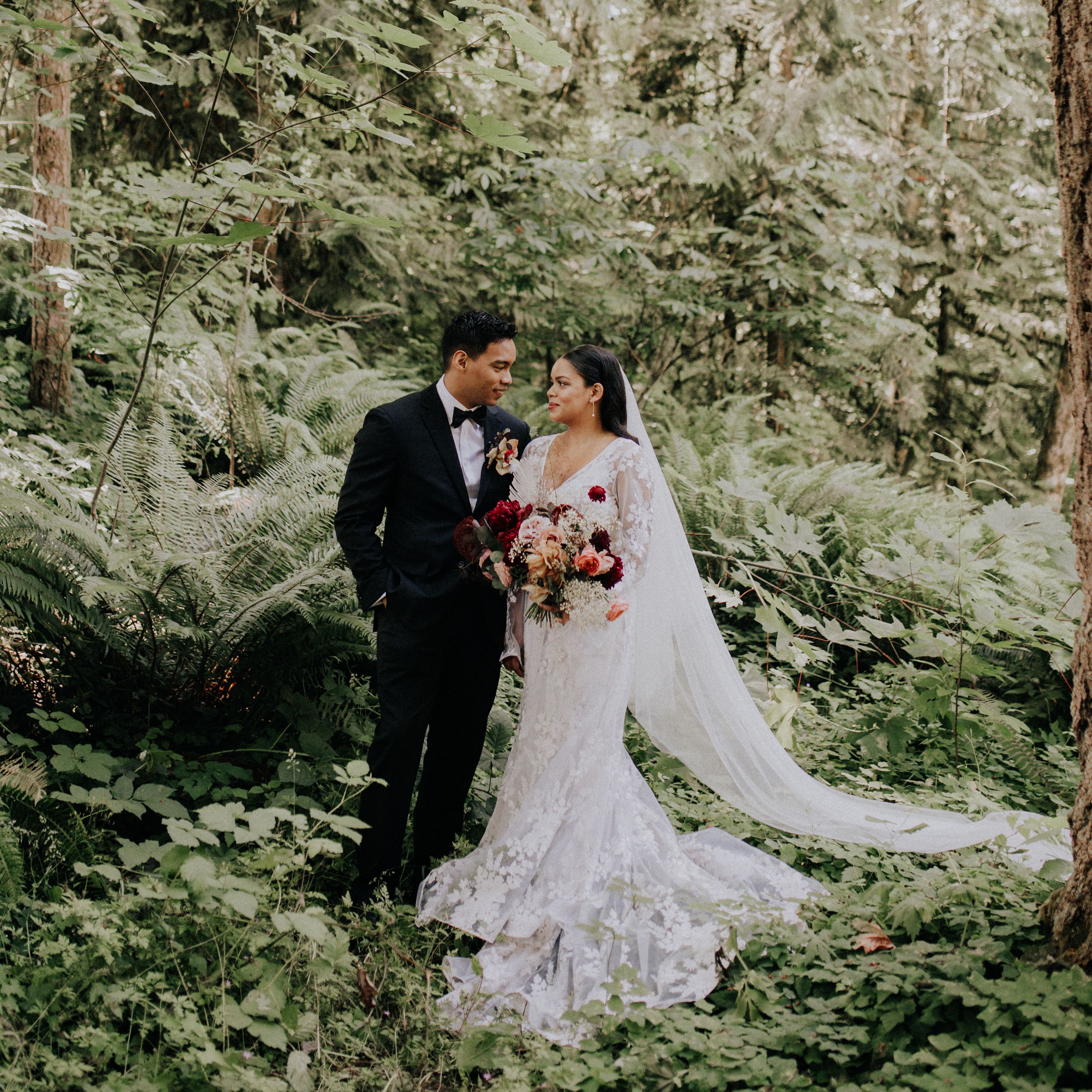 How to Pose for Wedding Photo, Including 10 Inspiring Poses