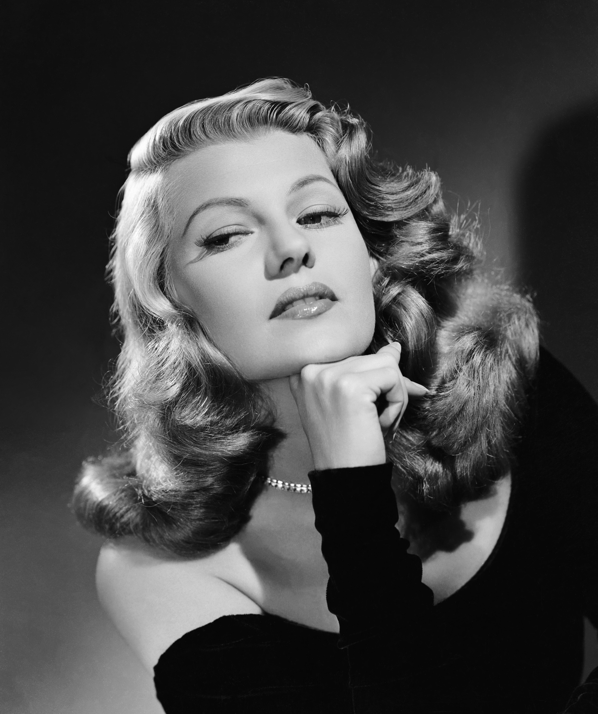 Rita Hayworth Actress Women Curly Hair Monochrome Blonde Vintage Wallpaper:2000x2387