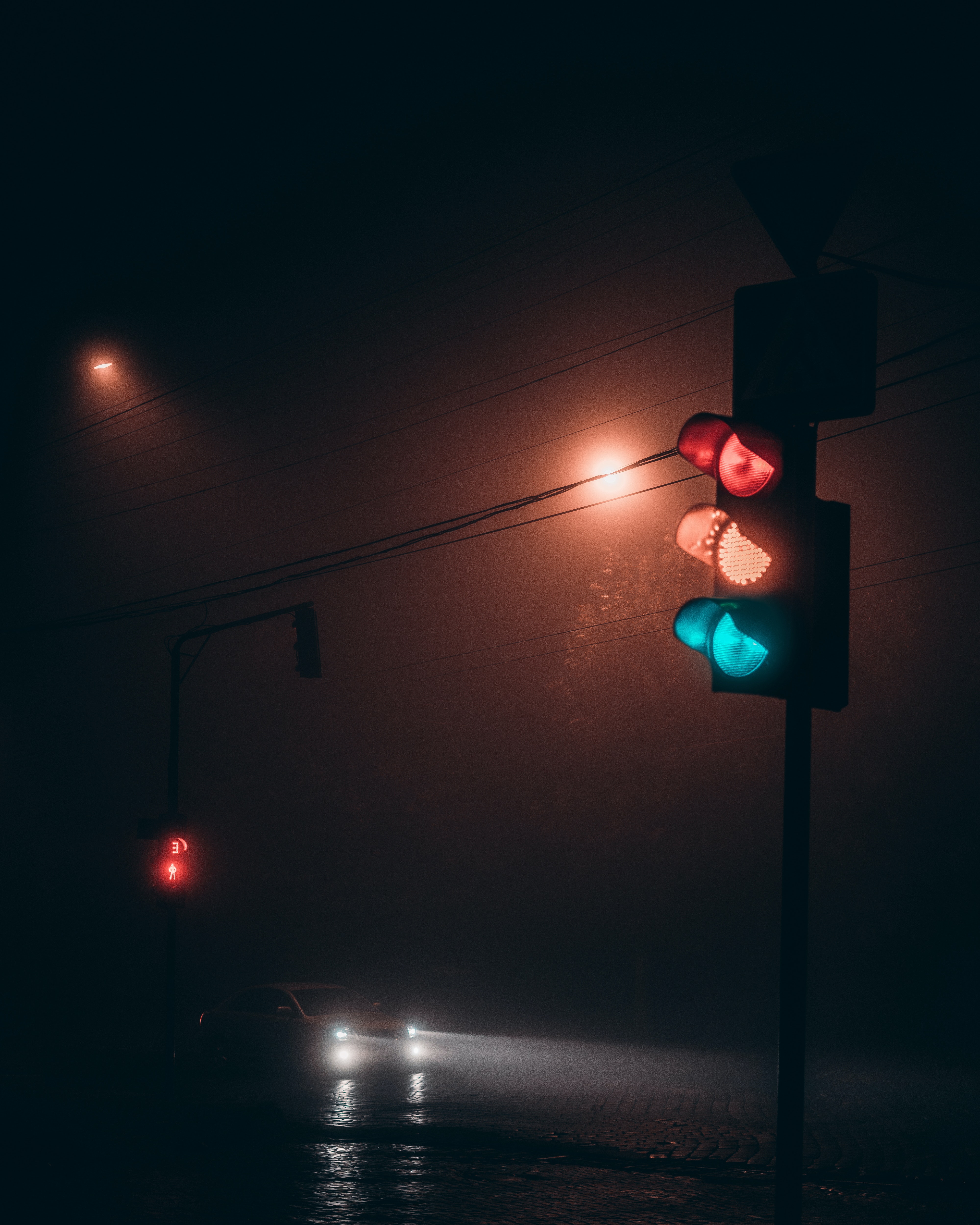 Traffic light on road at night · Free