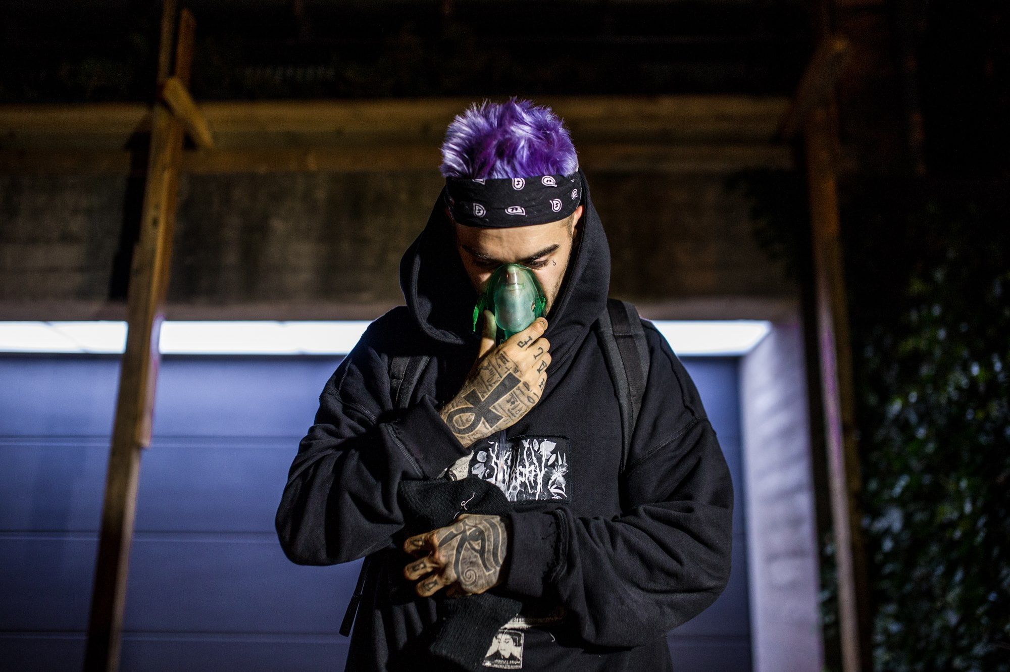 Quebonafide #tattoo #men purple hair P #wallpaper #hdwallpaper #desktop. Purple hair, Men purple hair, White tank top women