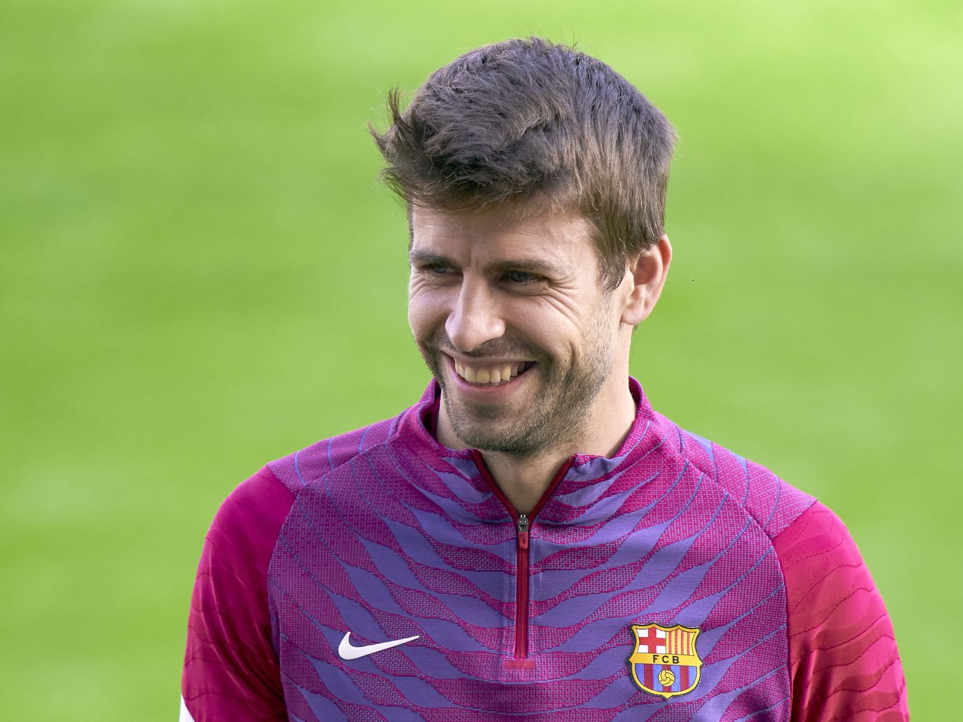 Тома пике. Gerard Pique 2022. Gerard Pique. Pique 2022 White Fon. Top Wallpapers 2022.