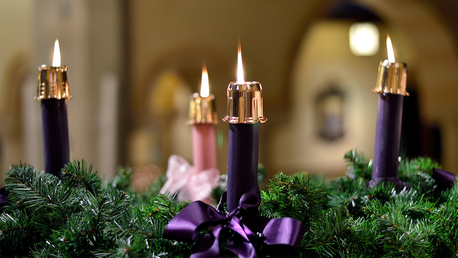 WEB An Fully Lit Advent Wreath. Photo By Steve Grant Creative Commons News Service