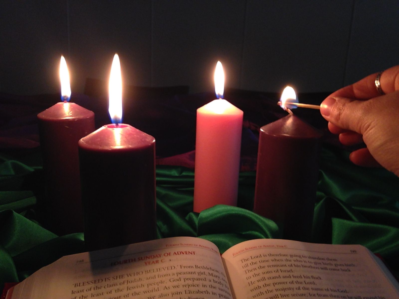 advent wreath four candles lit