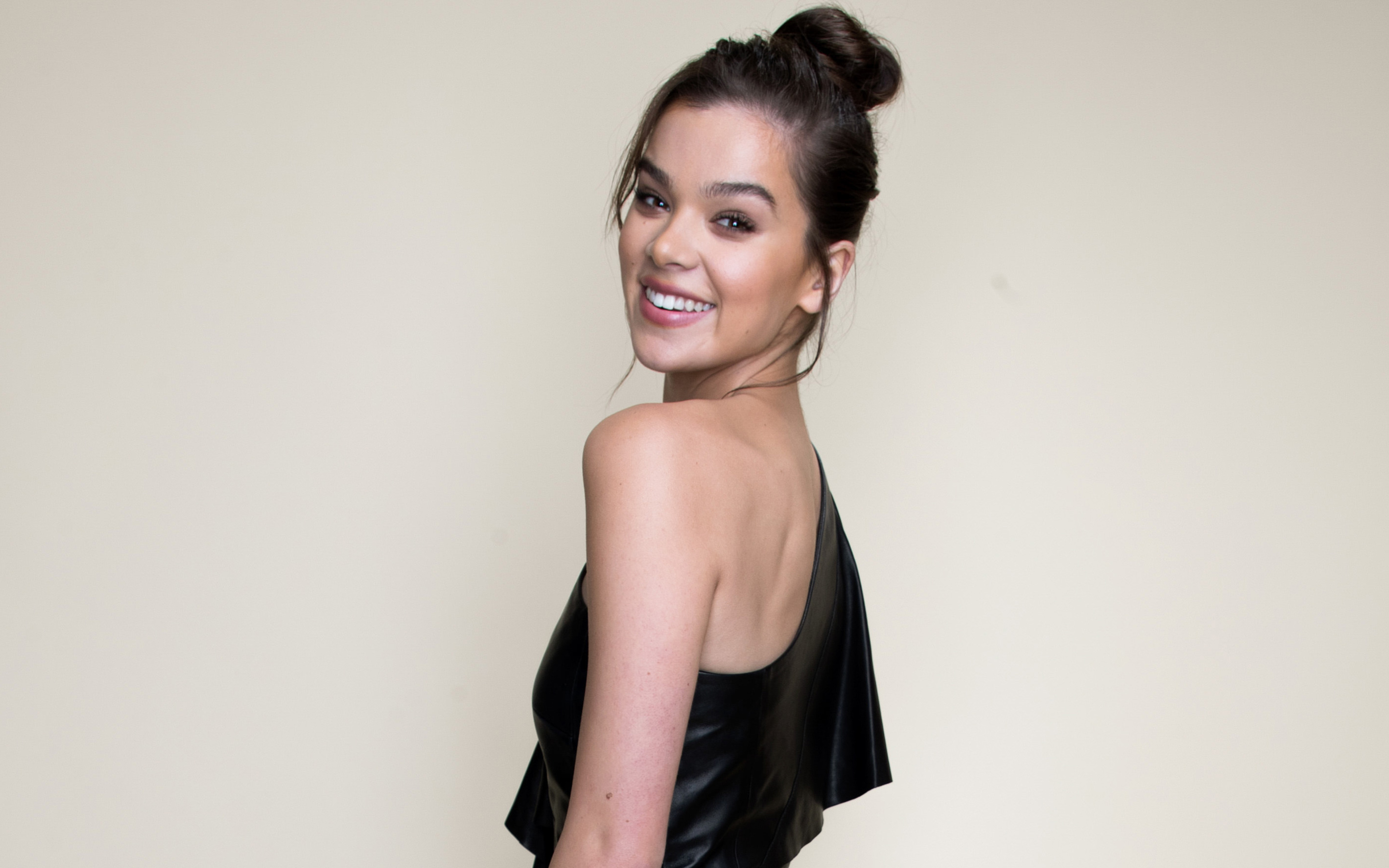 Download wallpaper Hailee Steinfeld, smile, 2018, amercan singer, Hollywood, photohoot, beauty for desktop with resolution 2880x1800. High Quality HD picture wallpaper