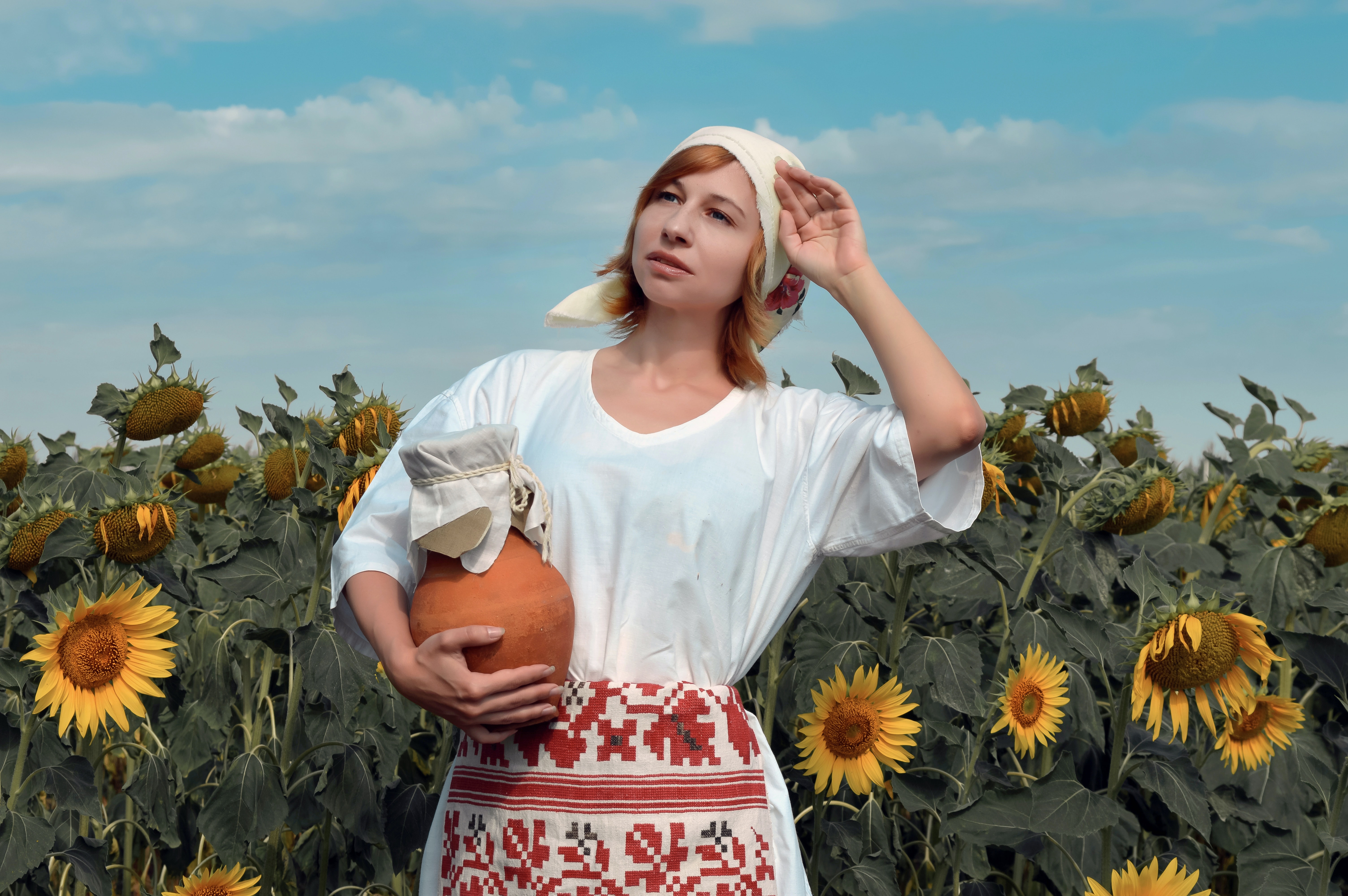 Девушка в национальном платье Украинка среди подсолнухов