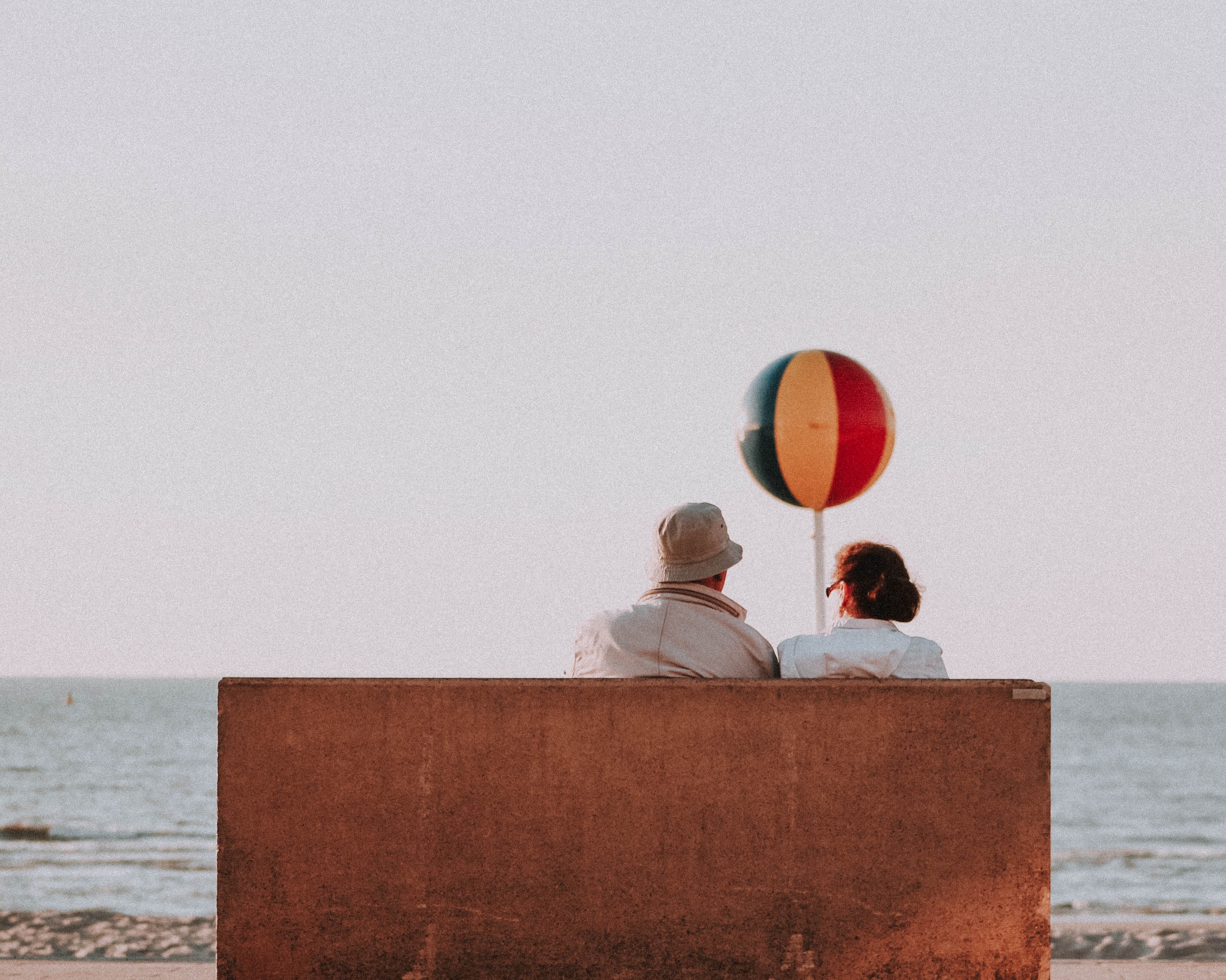 Elderly couple at seaside in summer · Free