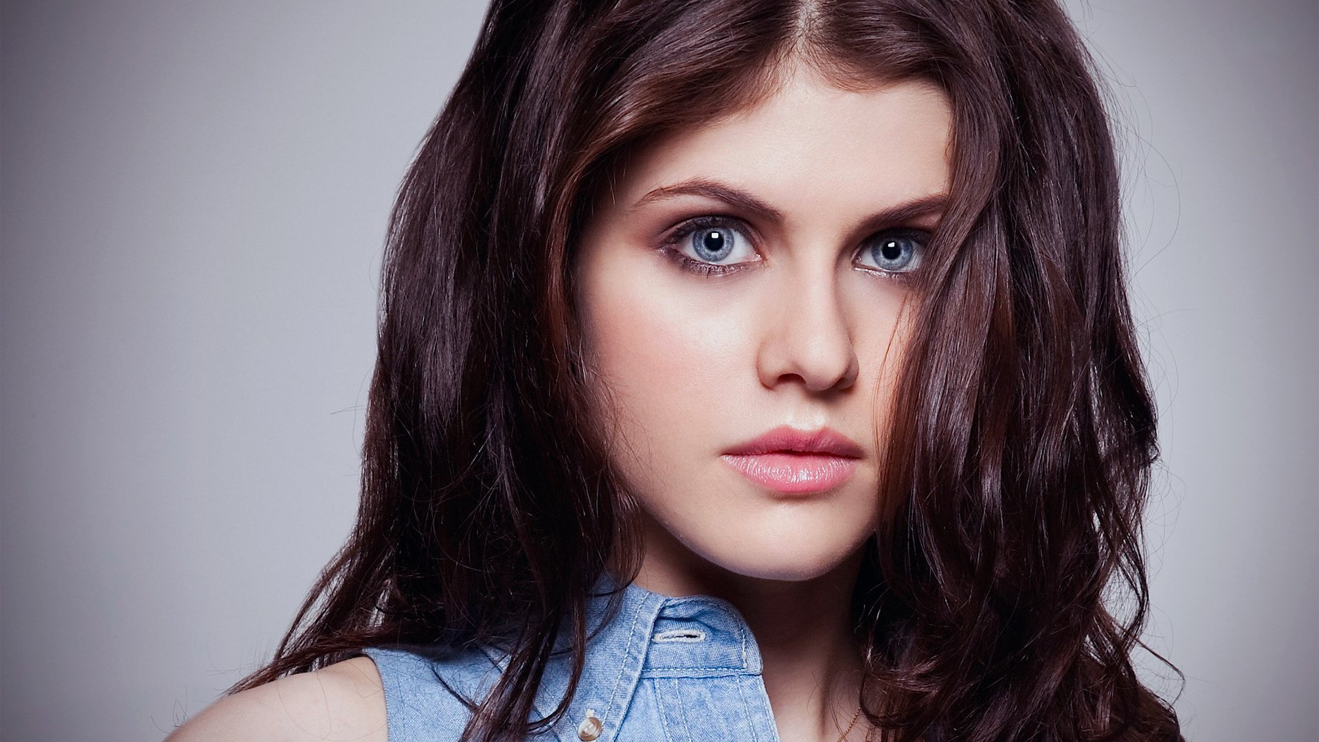 Alexandra Daddario HD Wallpaper