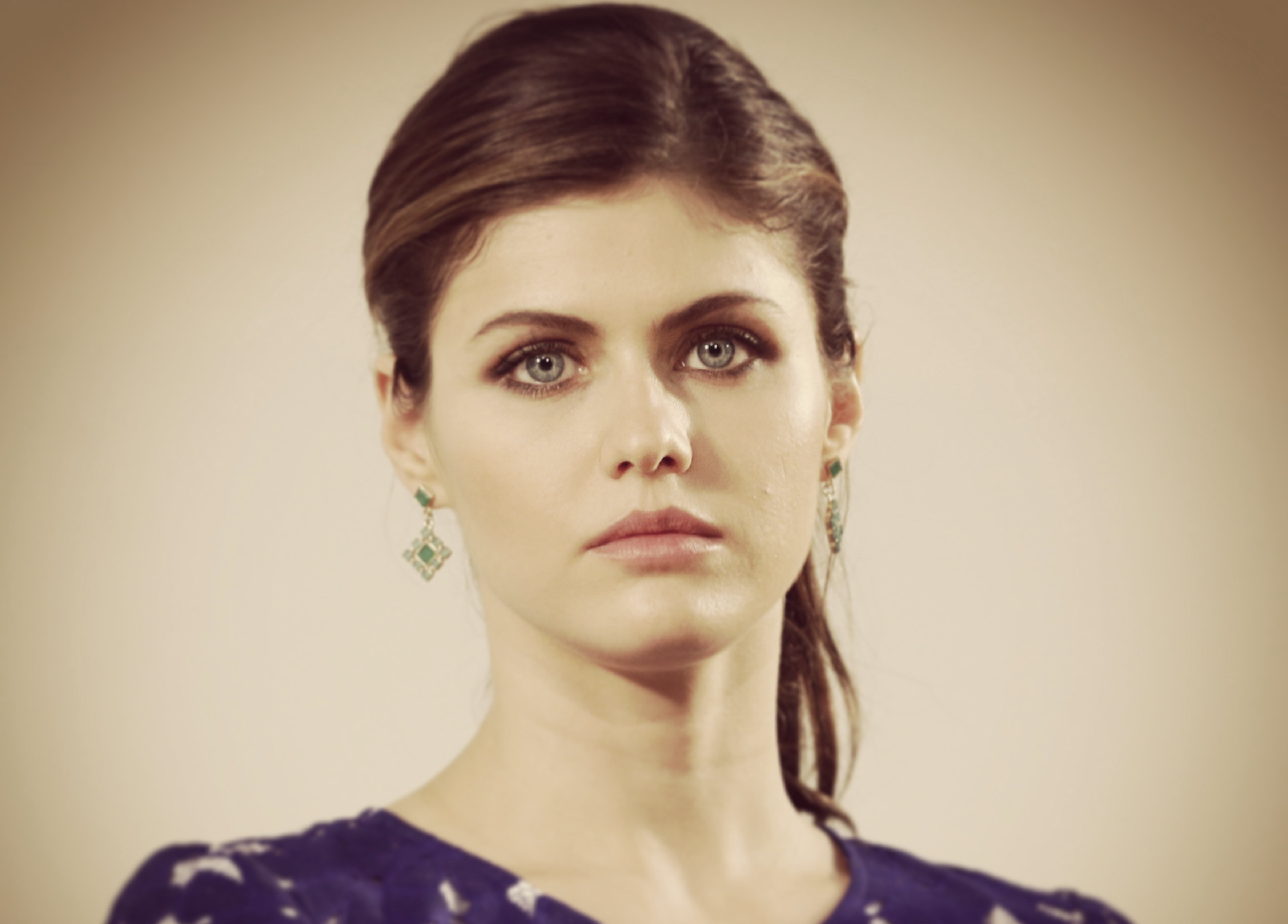 Alexandra Daddario HD Wallpaper