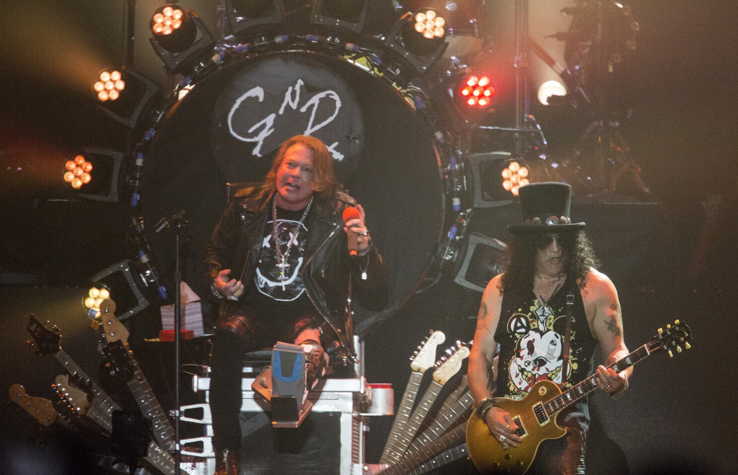 Axl Led Guns N' Roses Perform With Steven Adler For The First Time Since 1990 Angeles Times