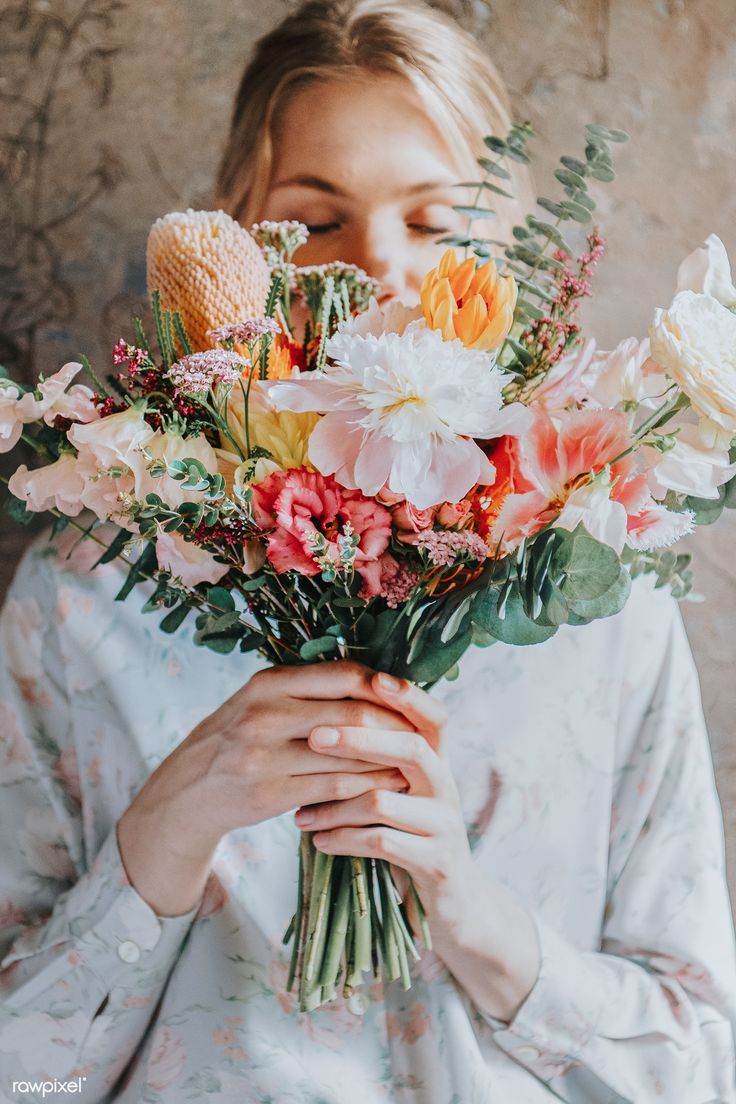 Woman holding a bouquet of flowers. premium image / Jira. Flower photohoot, Flowers photography, Girls with flowers