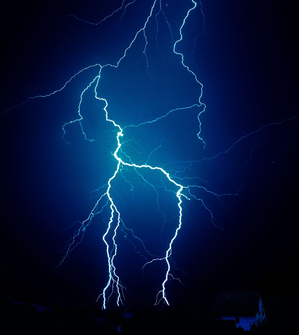 Blue Lightning Bolt. Integral Options Cafe: 11 26 2006 03 2006. Blue Lightning, Lightning Art, Lightning Storm