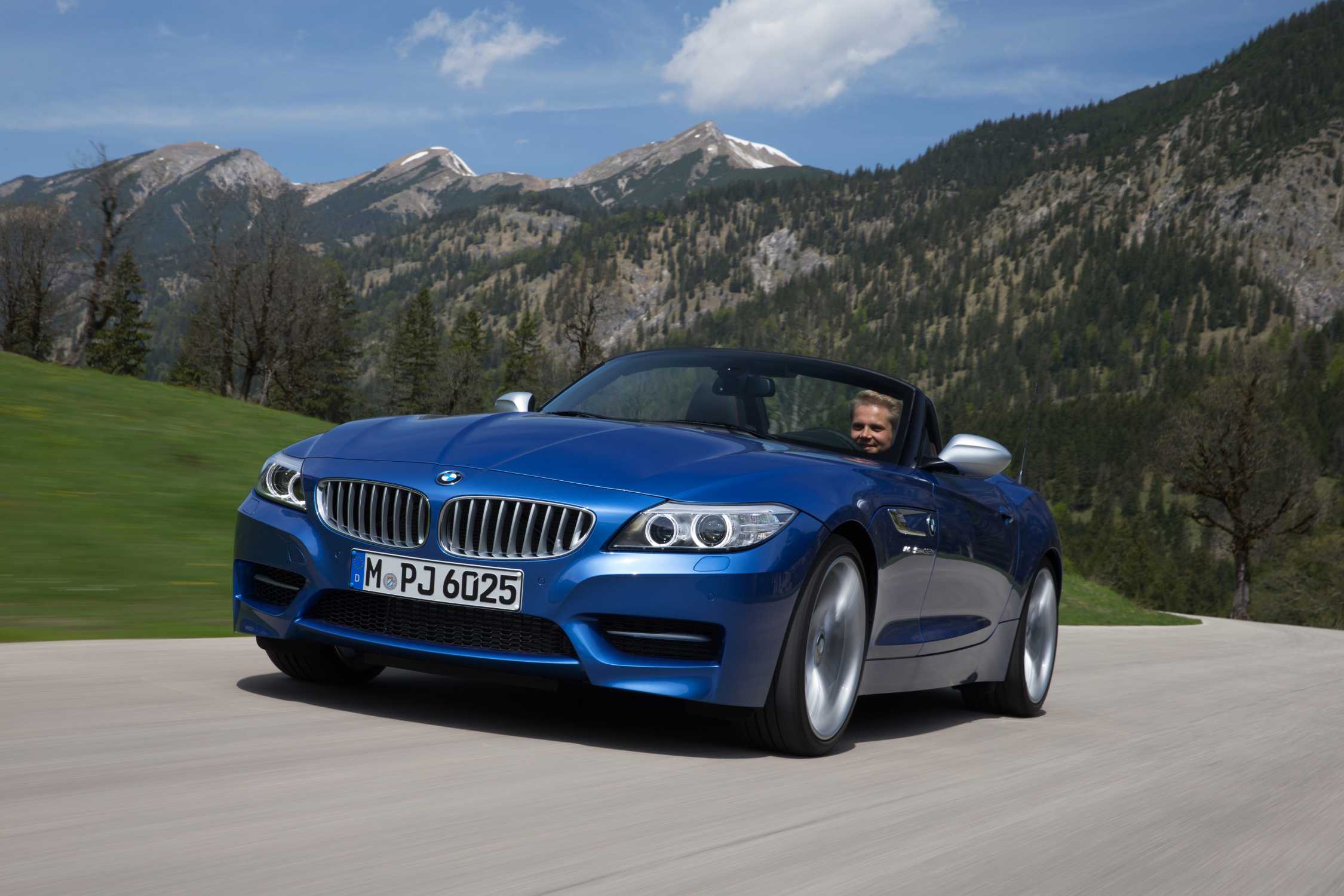 The new BMW Z4 in Estoril blue metallic