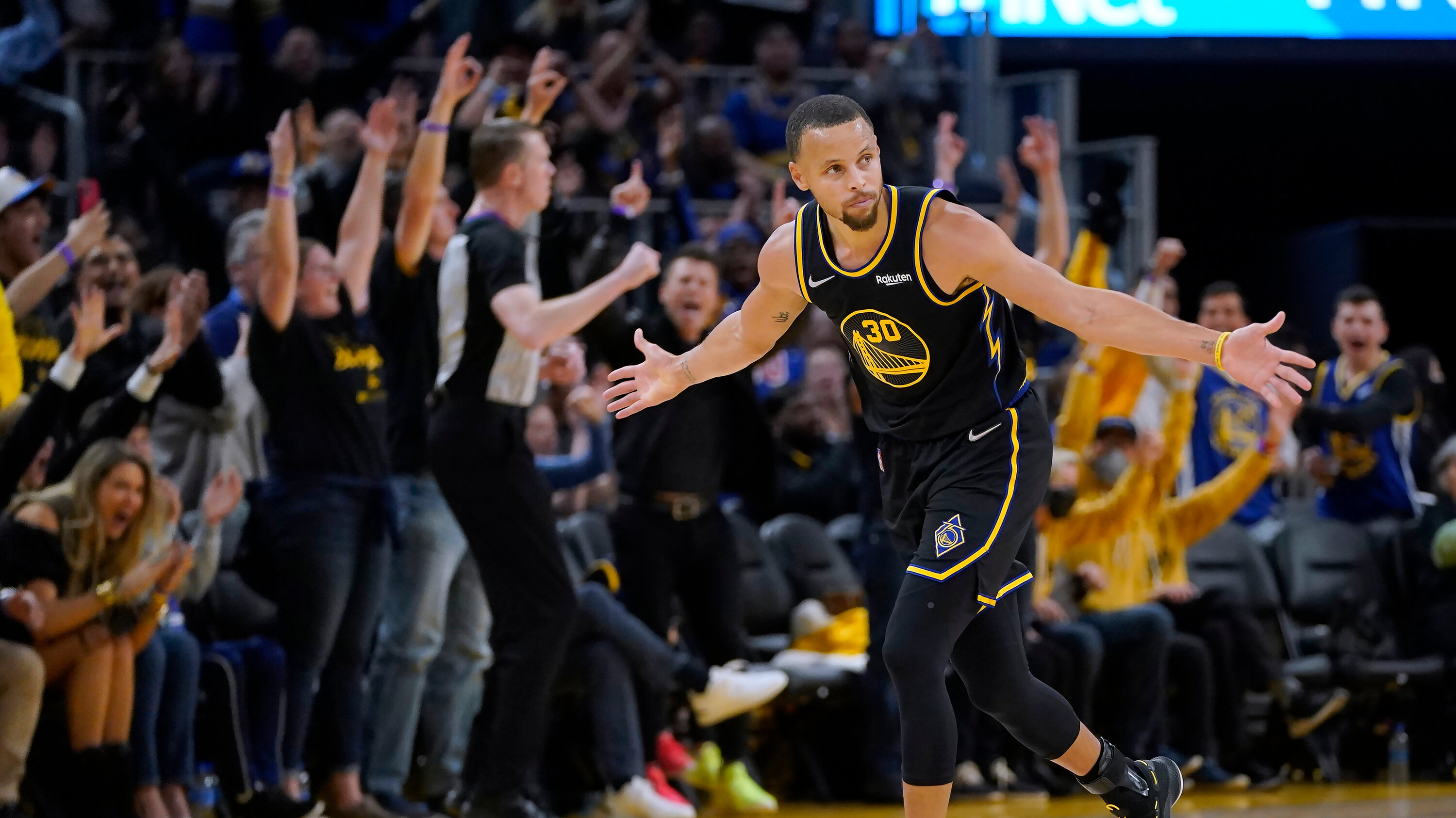 Steph Curry Returns, and Golden State Beats the Nuggets