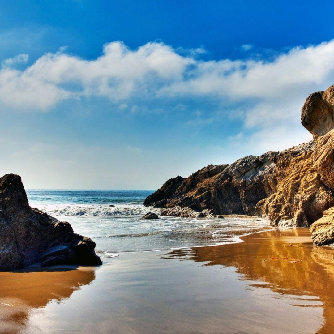 The wallpaper of beach at the Pacific Ocean in Malibu, California