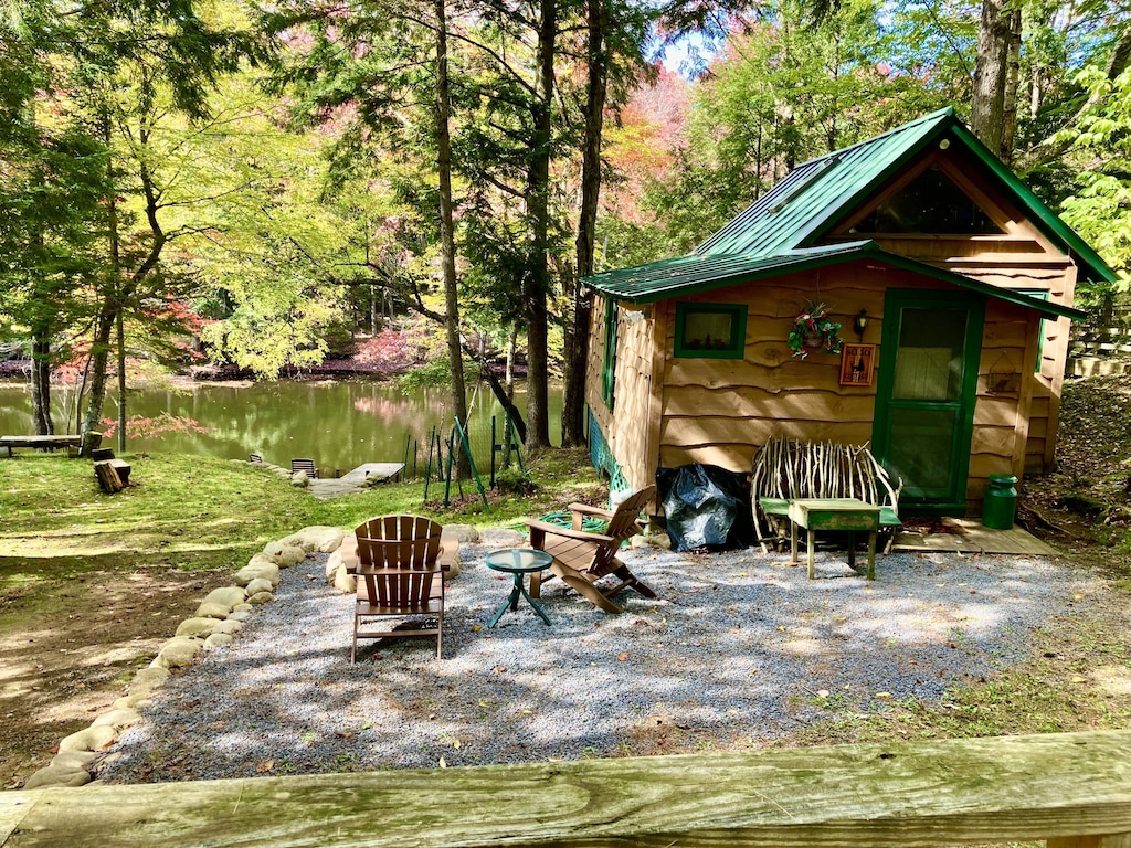 Riverfront Cabin for Two, Perfect Getaway! Summer- Weekly only Sat. to Sat