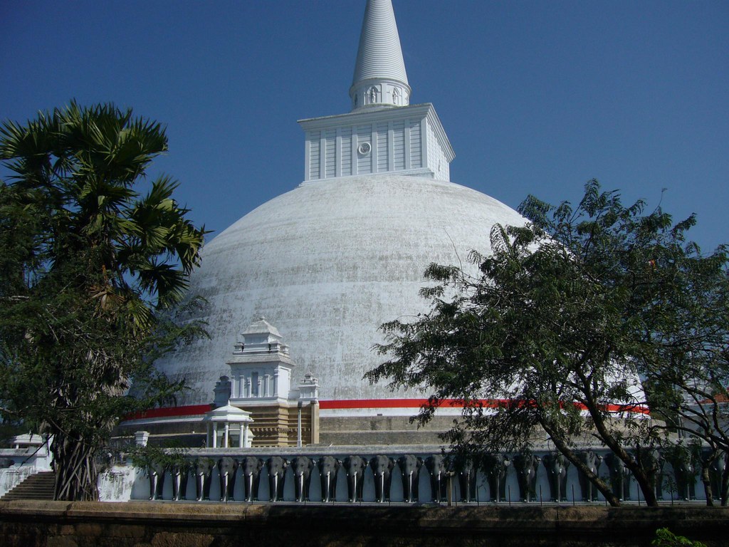 Ruwanwelisaya, Anuradhapura, Sri Lanka. The Ruwanwelisaya i