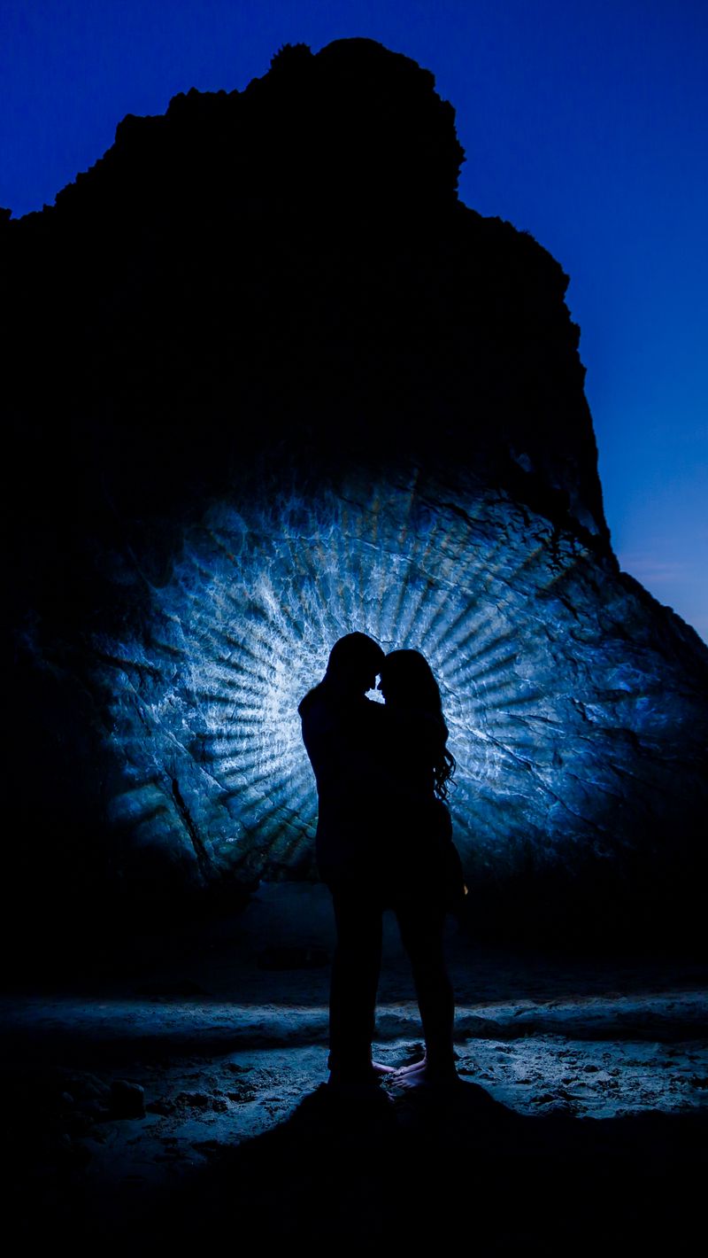 Download Wallpaper 800x1420 Silhouettes, Couple, Love, Rock, Island Iphone Se 5s 5c 5 For Parallax HD Background