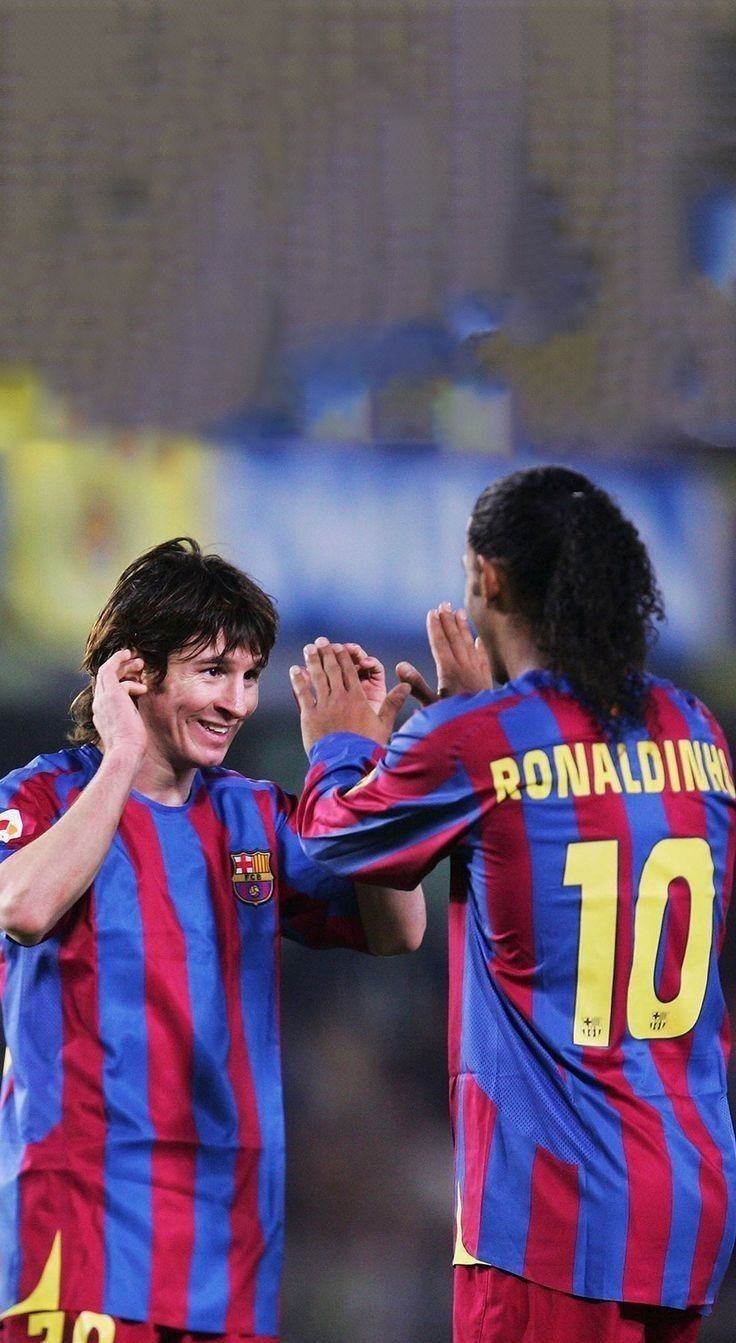 Lionel Messi & Ronaldinho. Wallpaper de futebol, Ronaldinho gaucho, Futebol