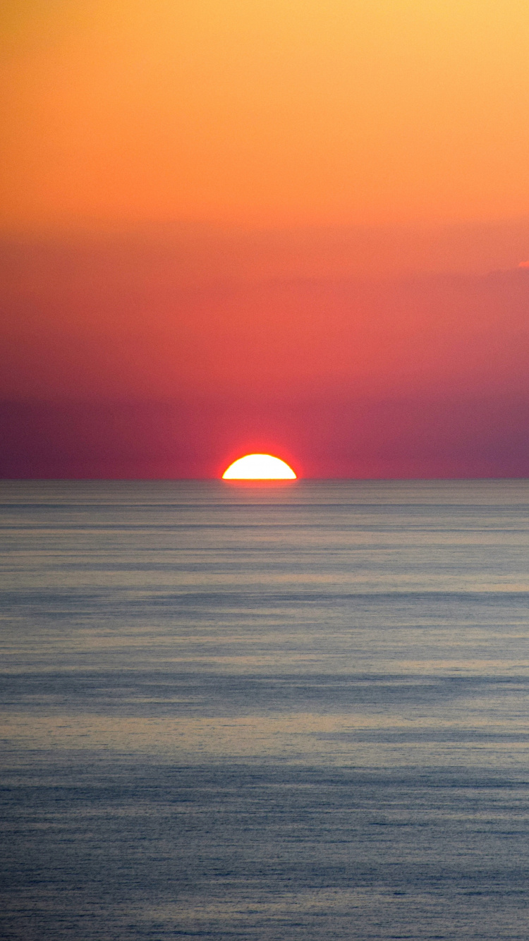 Download Sunset, fall, half sun, blur, sea, art wallpaper, 750x iphone iPhone 8