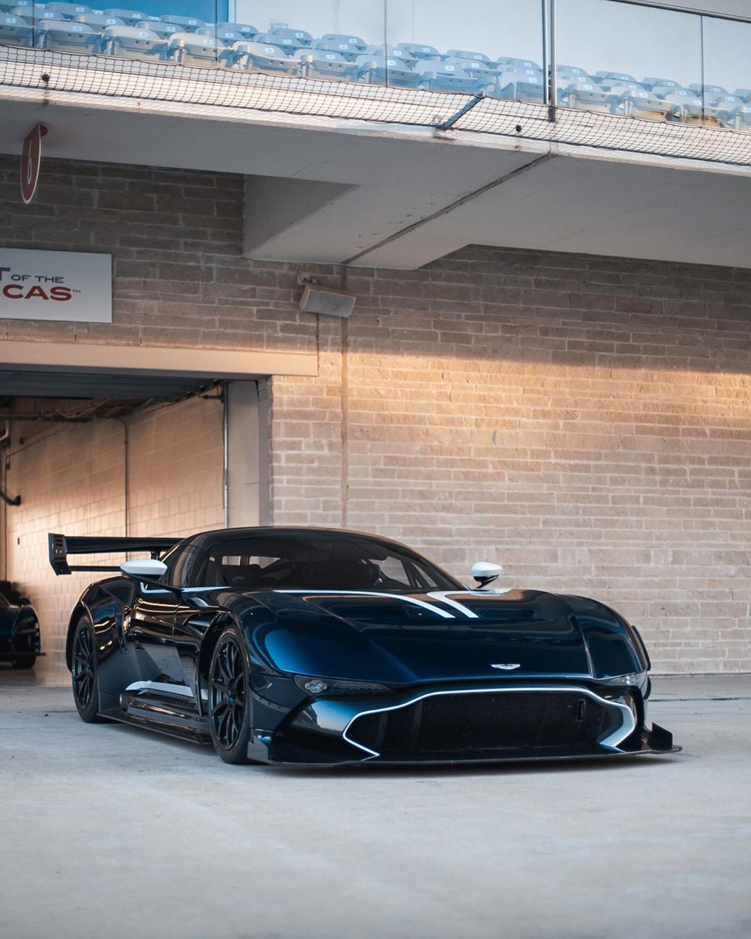 Aston Martin Vulcan Amr Pro