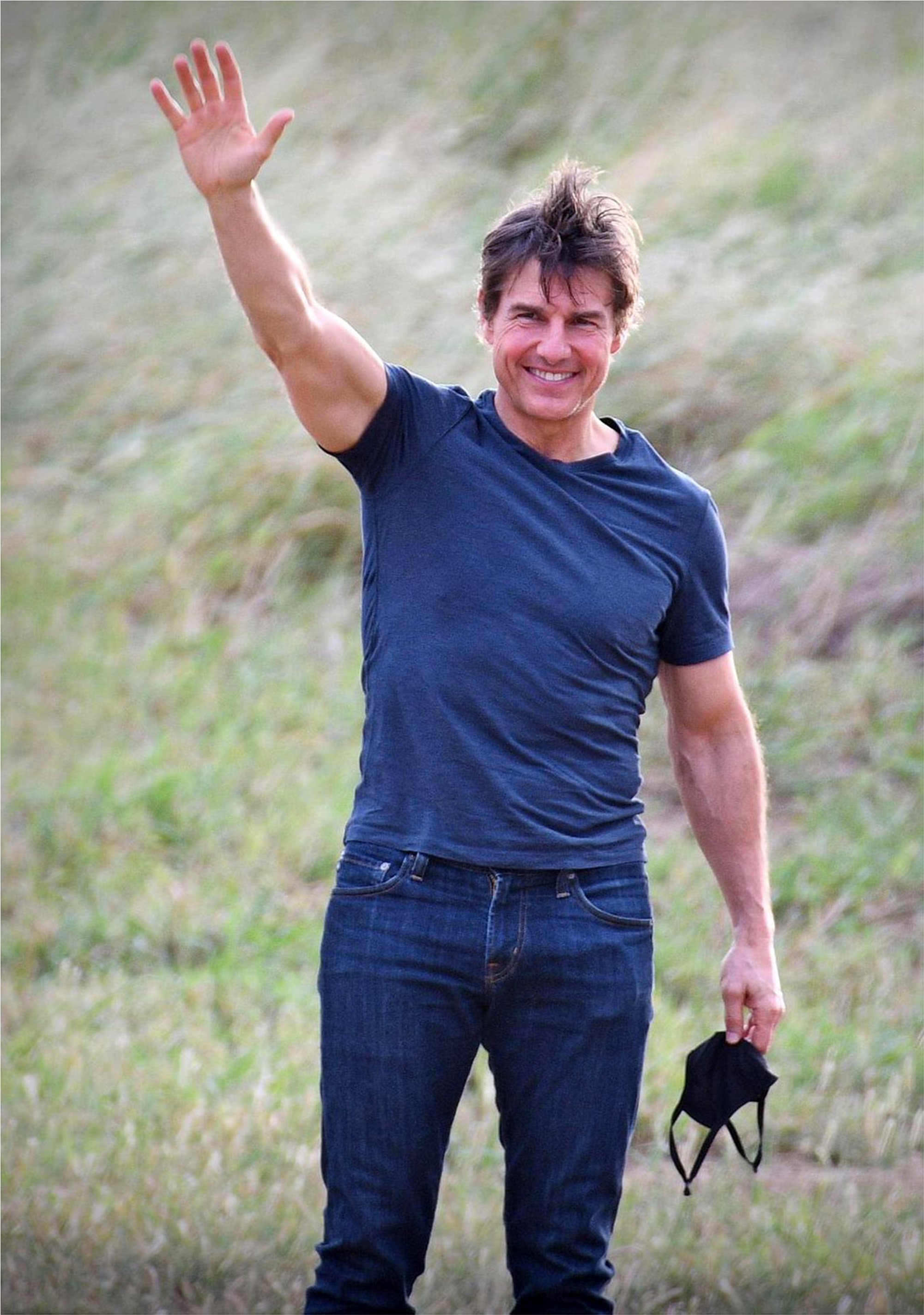 Tom Cruise lands chopper filming 'Mission Impossible'