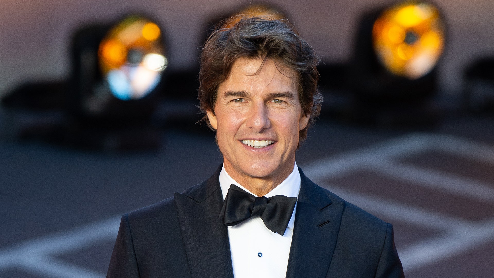 Tom Cruise disguises himself to watch movies in theatres