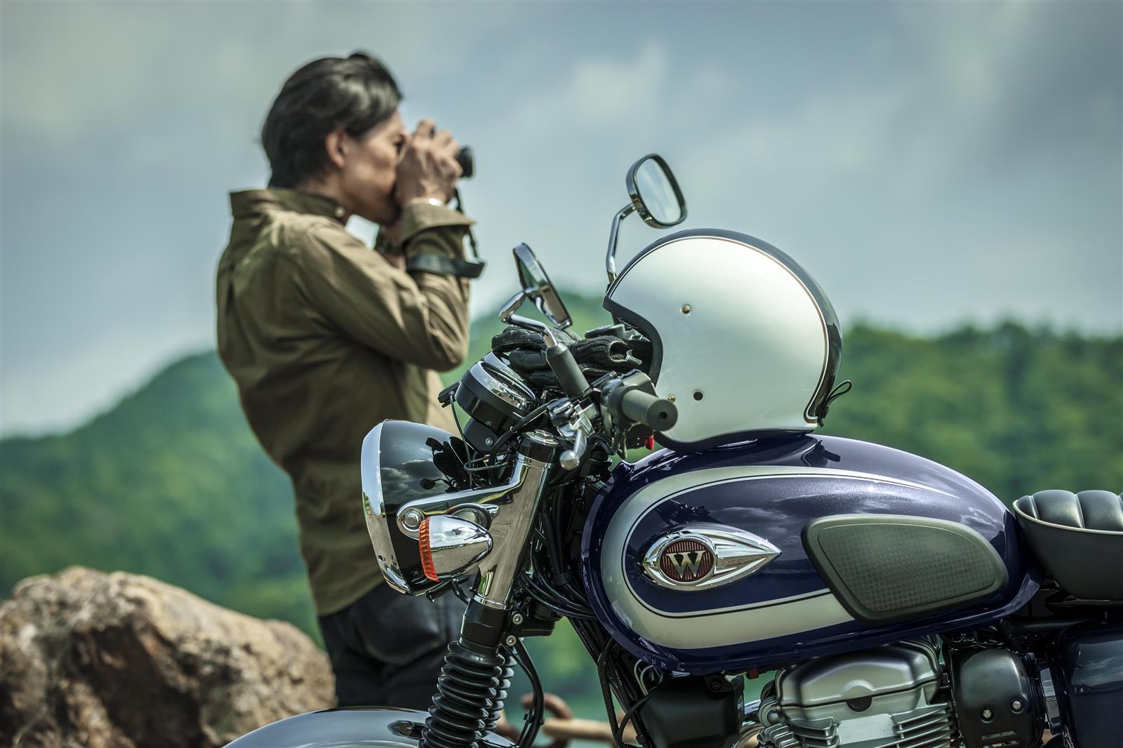 W800 rides the crest of the retro wave