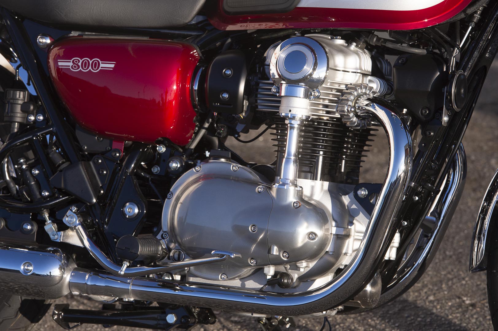 Kawasaki W800 Review: Retro Motorcycle (14 Fast Facts)