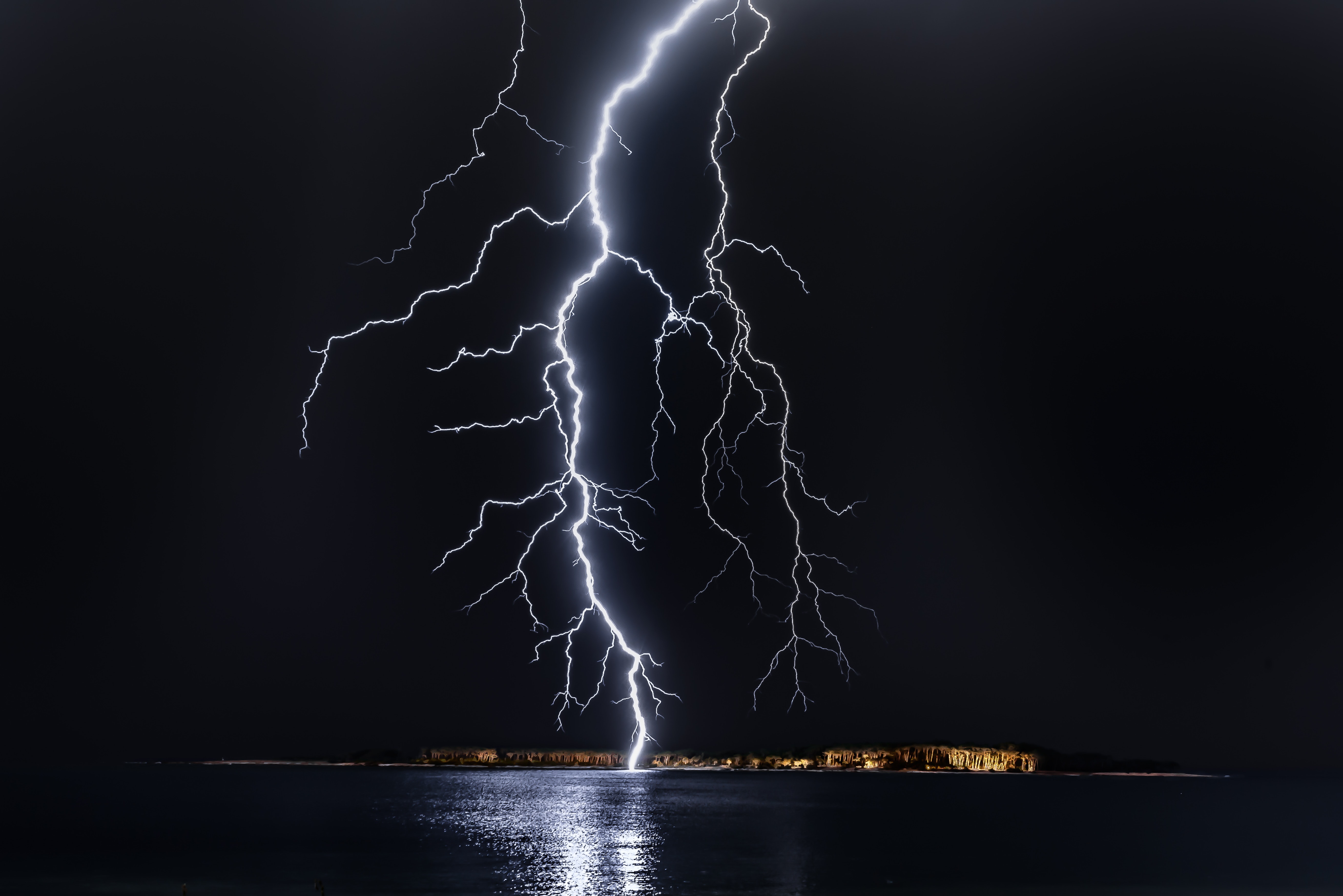 Best Capture Thunder Lightning to SEA Desktop Wallpaper [5242x3499]
