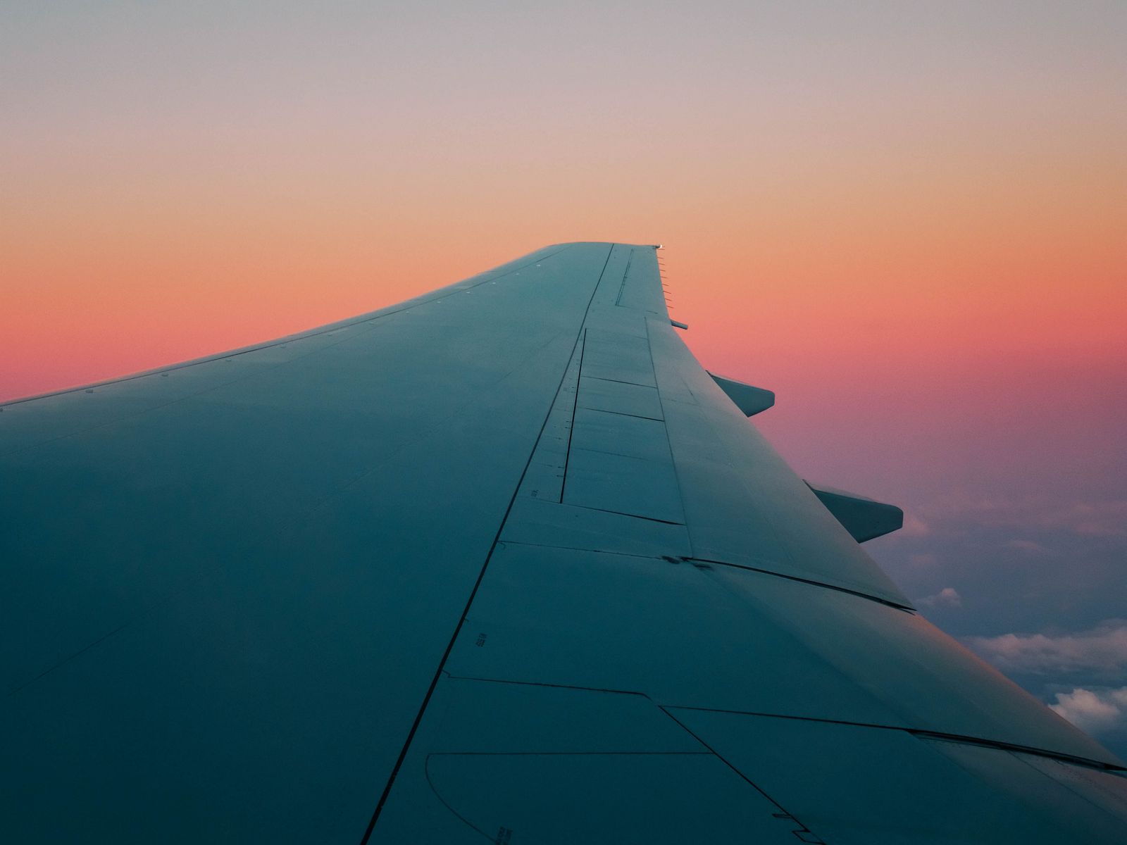 Download wallpaper 1600x1200 airplane wing, plane, sky, flight, clouds standard 4:3 HD background