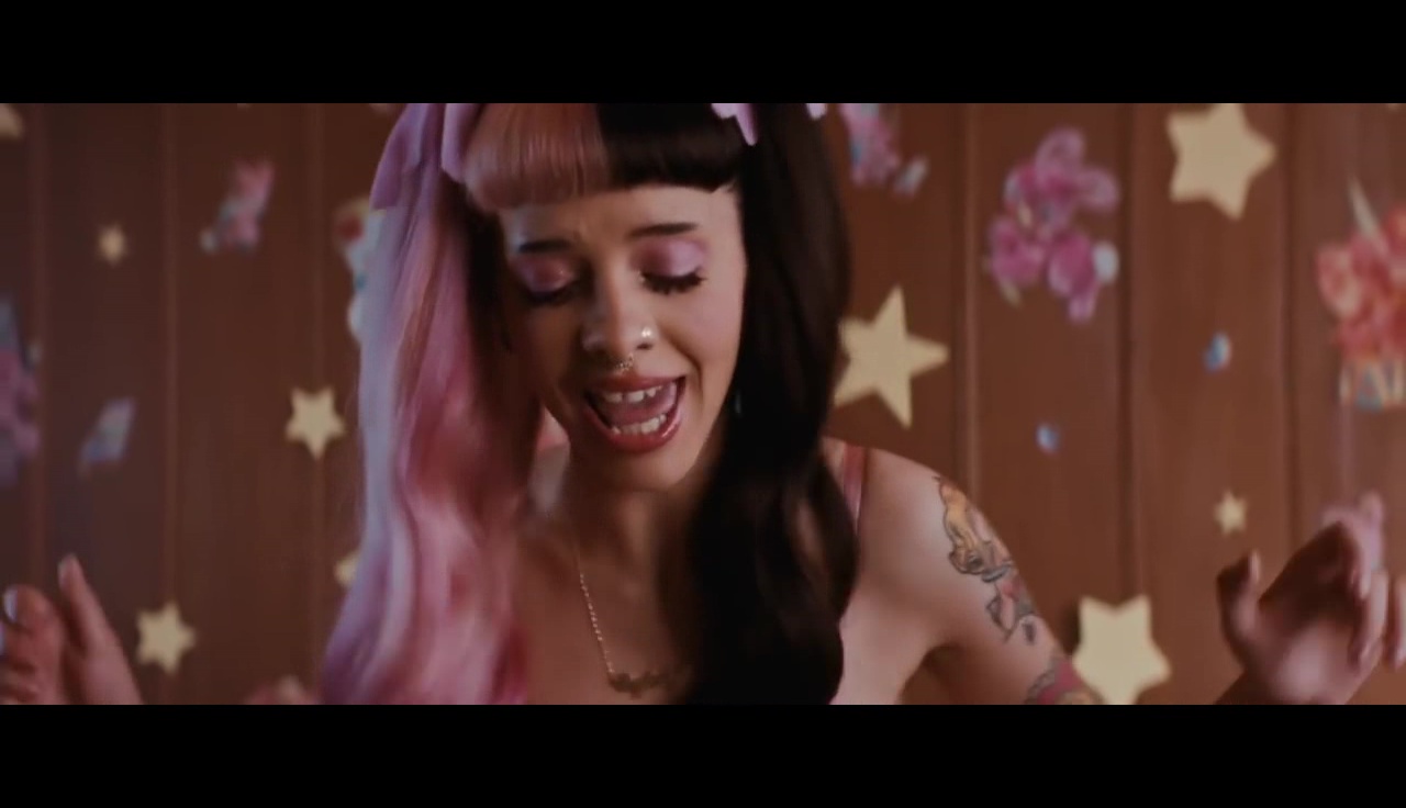 Pacify her. Мелани Мартинес Pacify. Мелани Мартинес зеленые волосы. Melanie Martinez из клипов. Парень Мелани Мартинес.