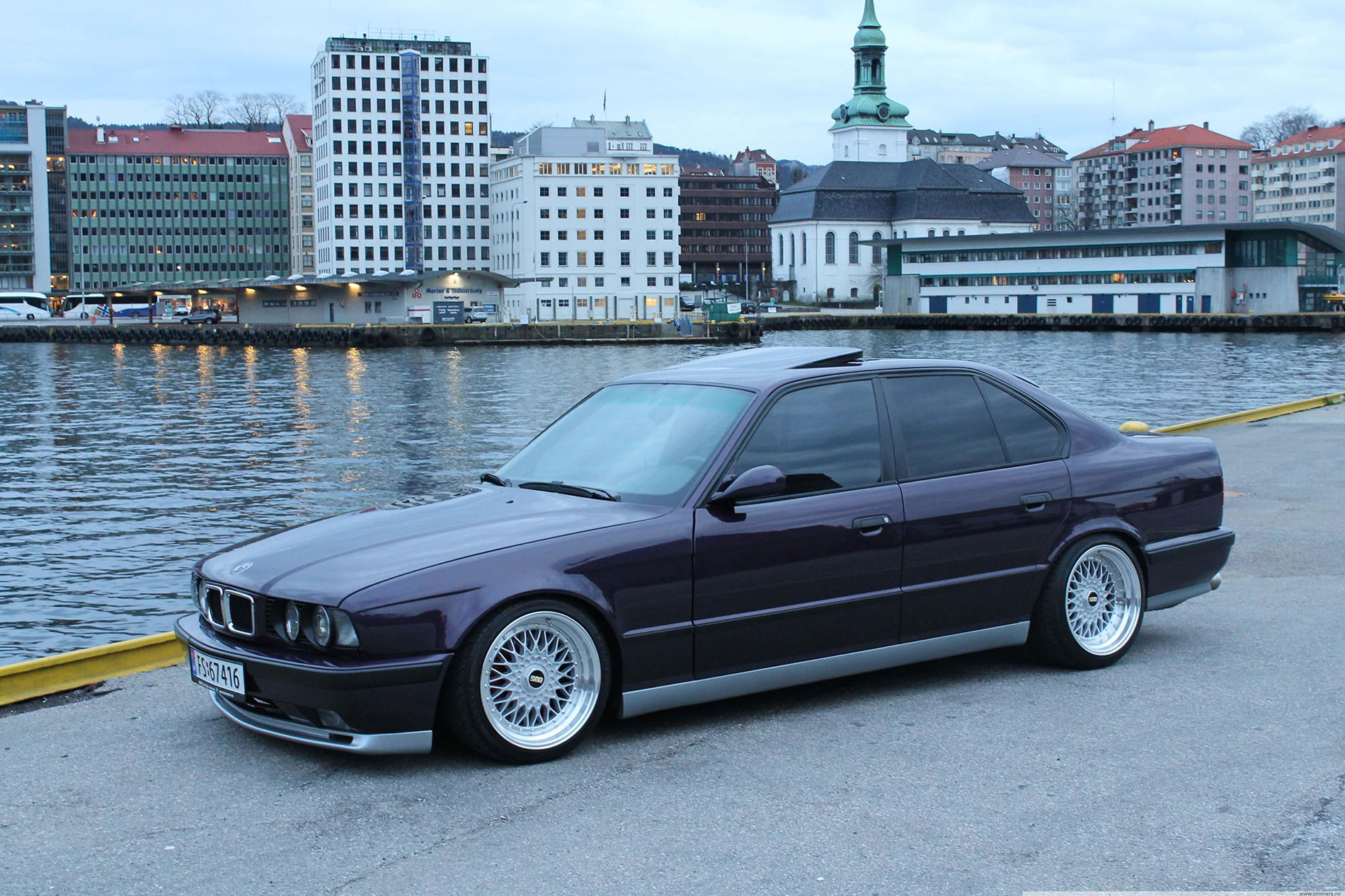 412080_bmw E34 Wallpaper Foot Down