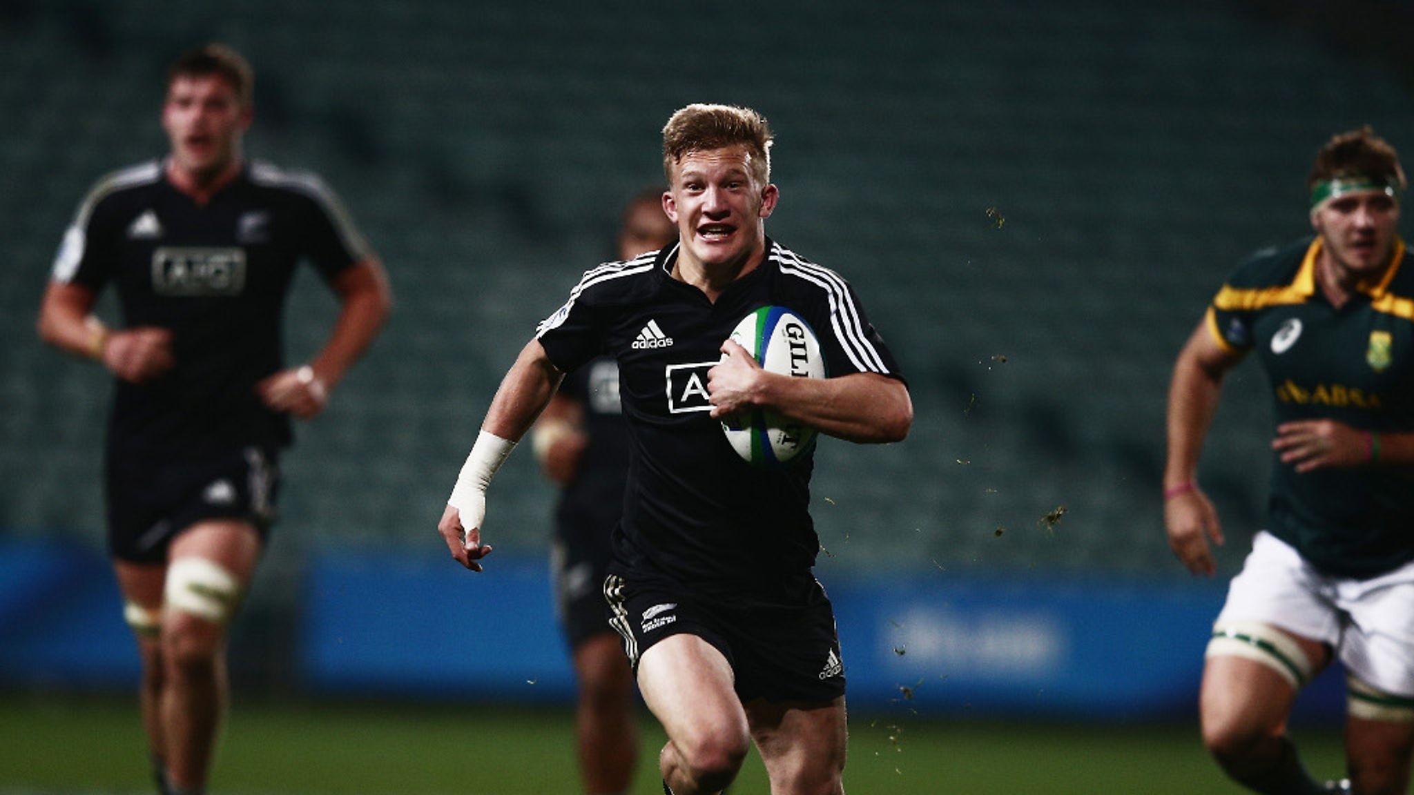 Super Rugby: The Chiefs Sign New Zealand Under 20s Fly Half Damian McKenzie. Rugby Union News