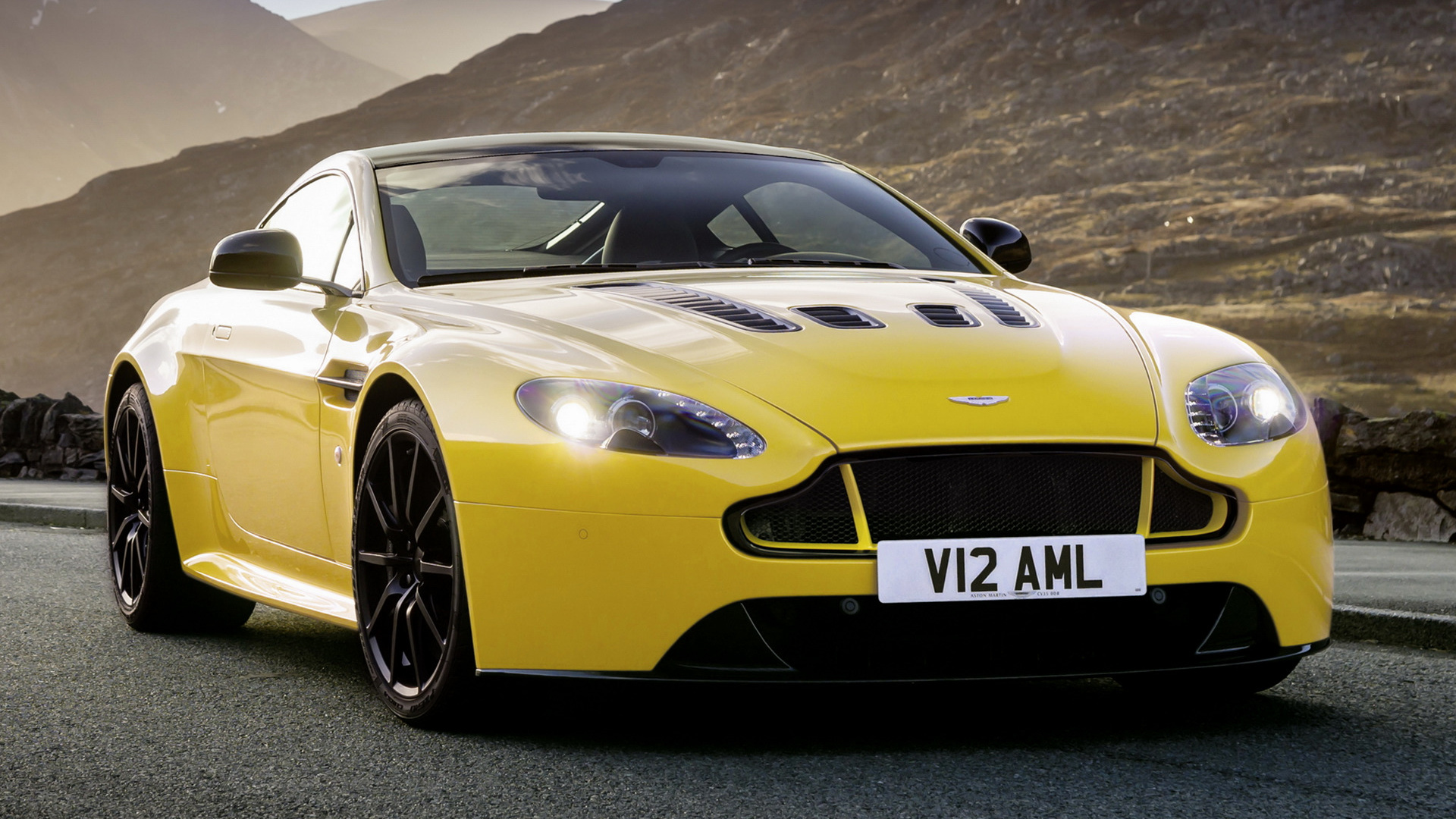 Aston Martin V12 Vantage S and HD Image