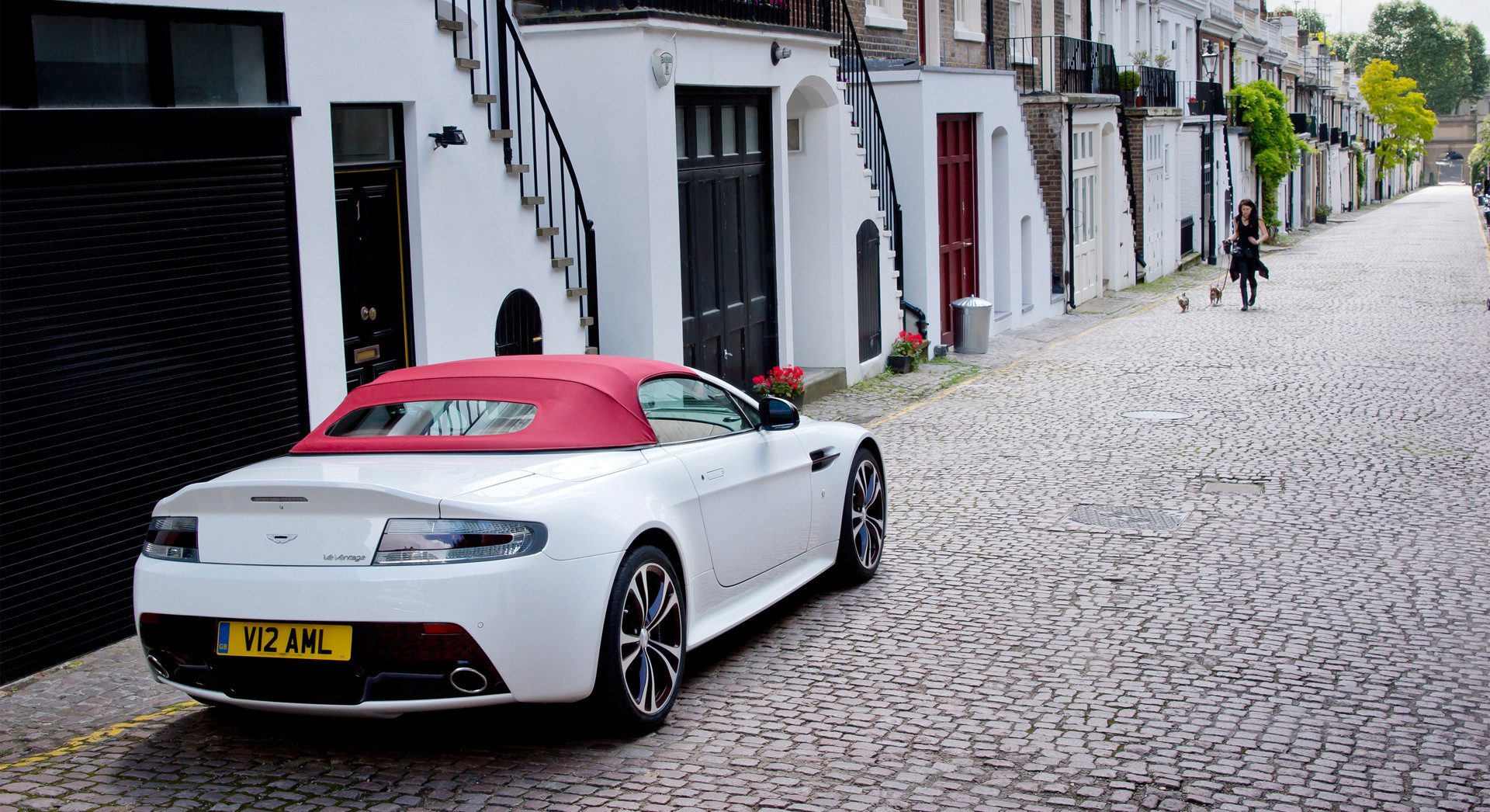 Aston Martin V12 Vantage Roadster Wallpaper