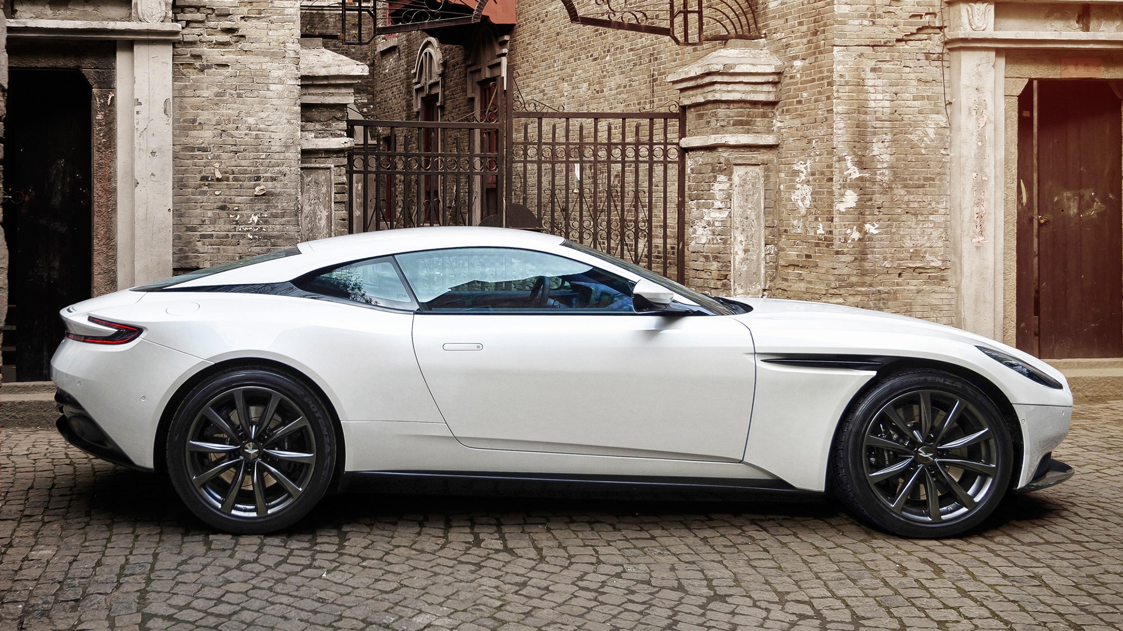 Desktop Wallpaper Aston Martin DB11, V8, 2017 Coupe 3840x2160