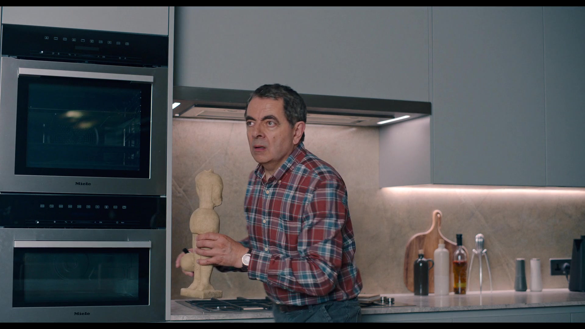 Miele Ovens In Man Vs. Bee S01E01 Chapter 1 (2022)