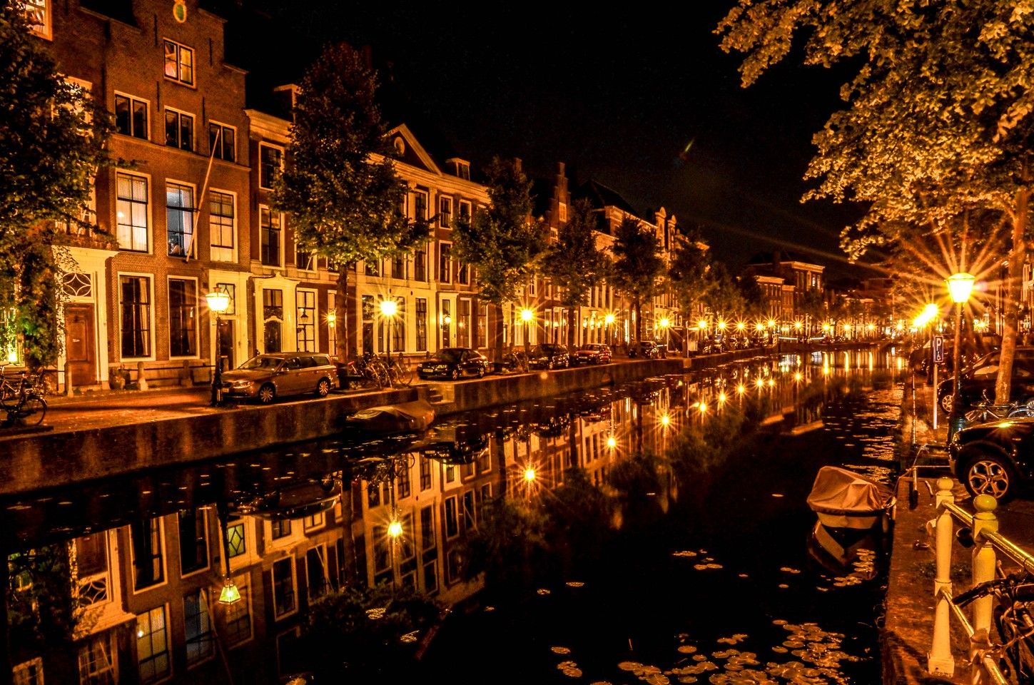 Leiden At Night by Meiry Peruchi Mezari. 레이던