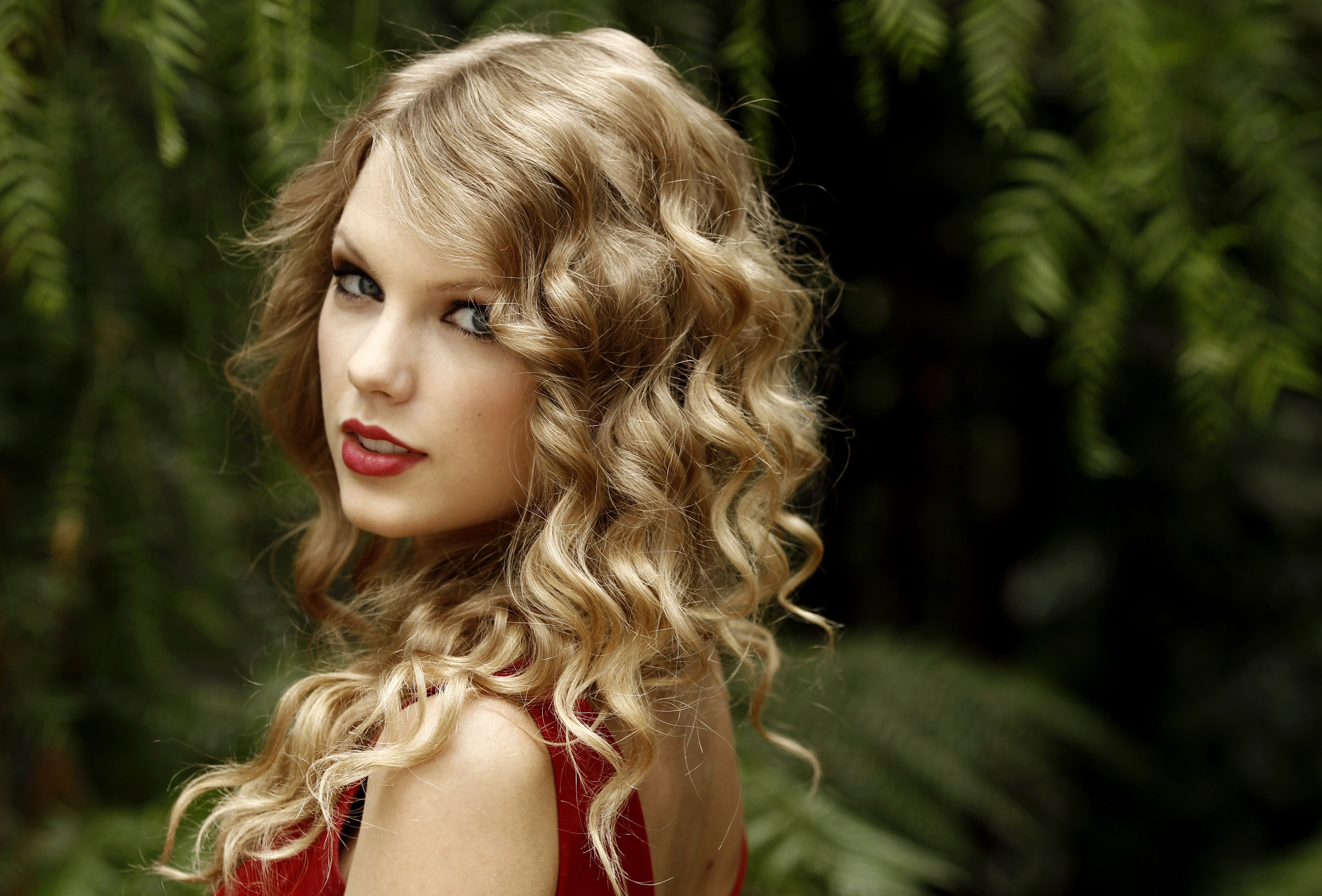 Taylor Swift HD Wallpaper and Background