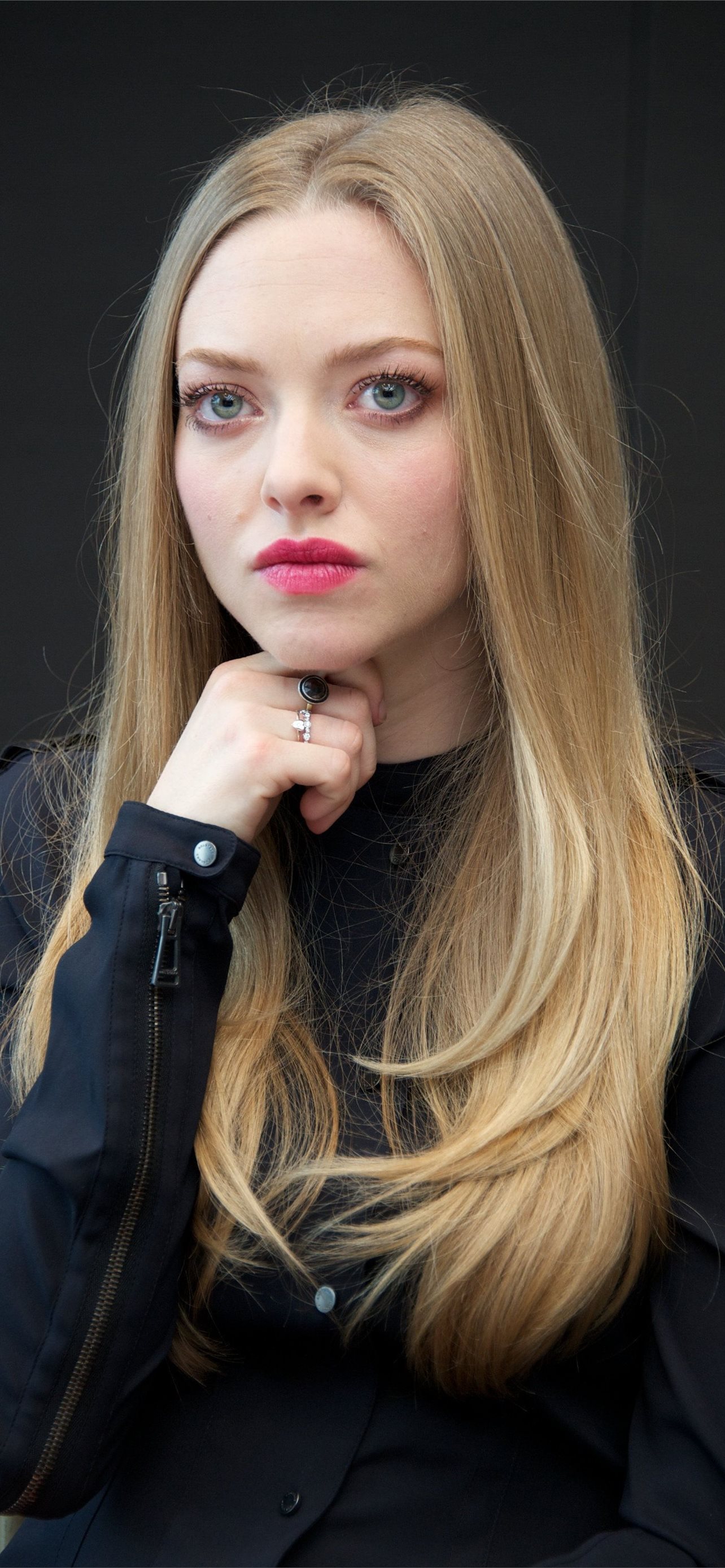 Amanda Seyfried picture iPhone Wallpaper Free Download