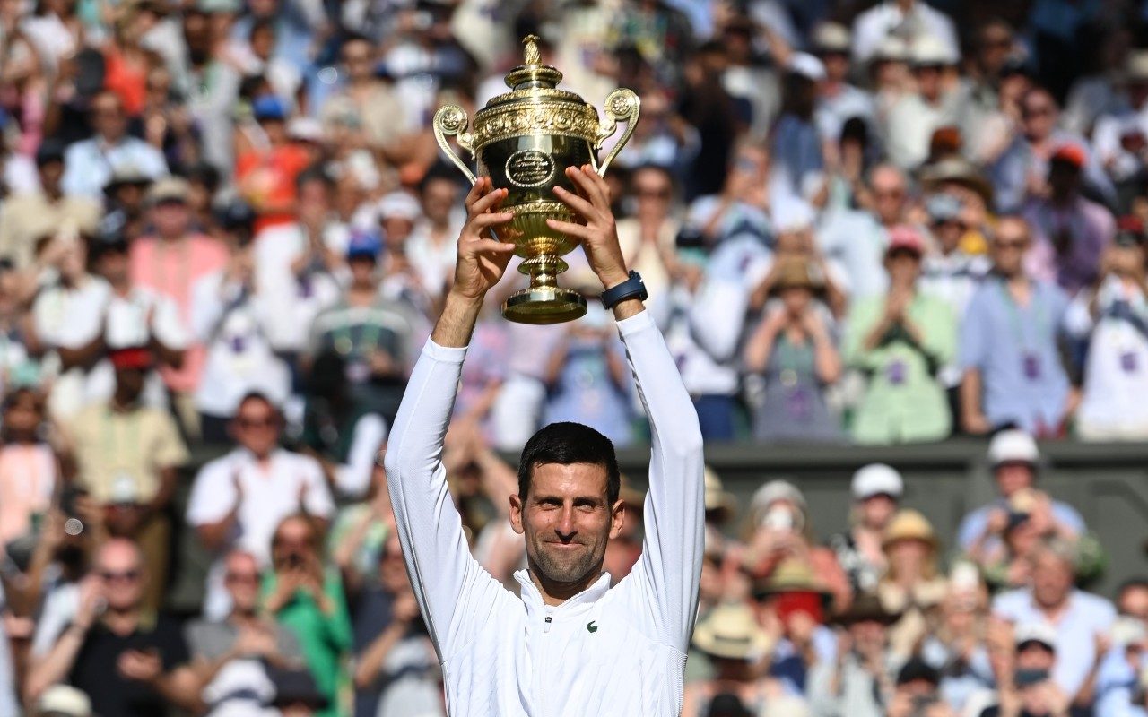 Novak Djokovic overcomes hot