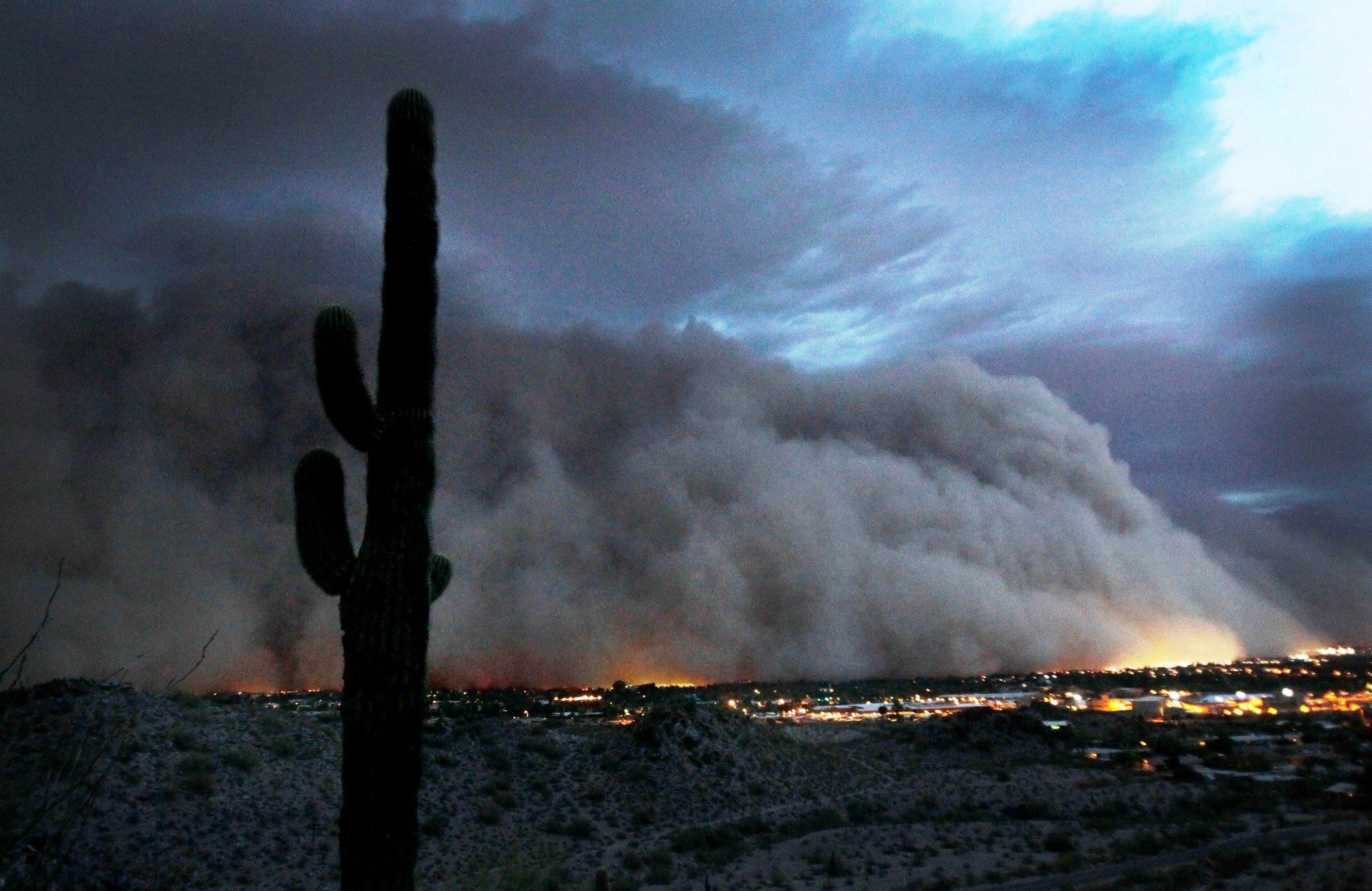 Wall of dust swamps Phoenix (photos). Dust storm, Nature, Natural phenomena