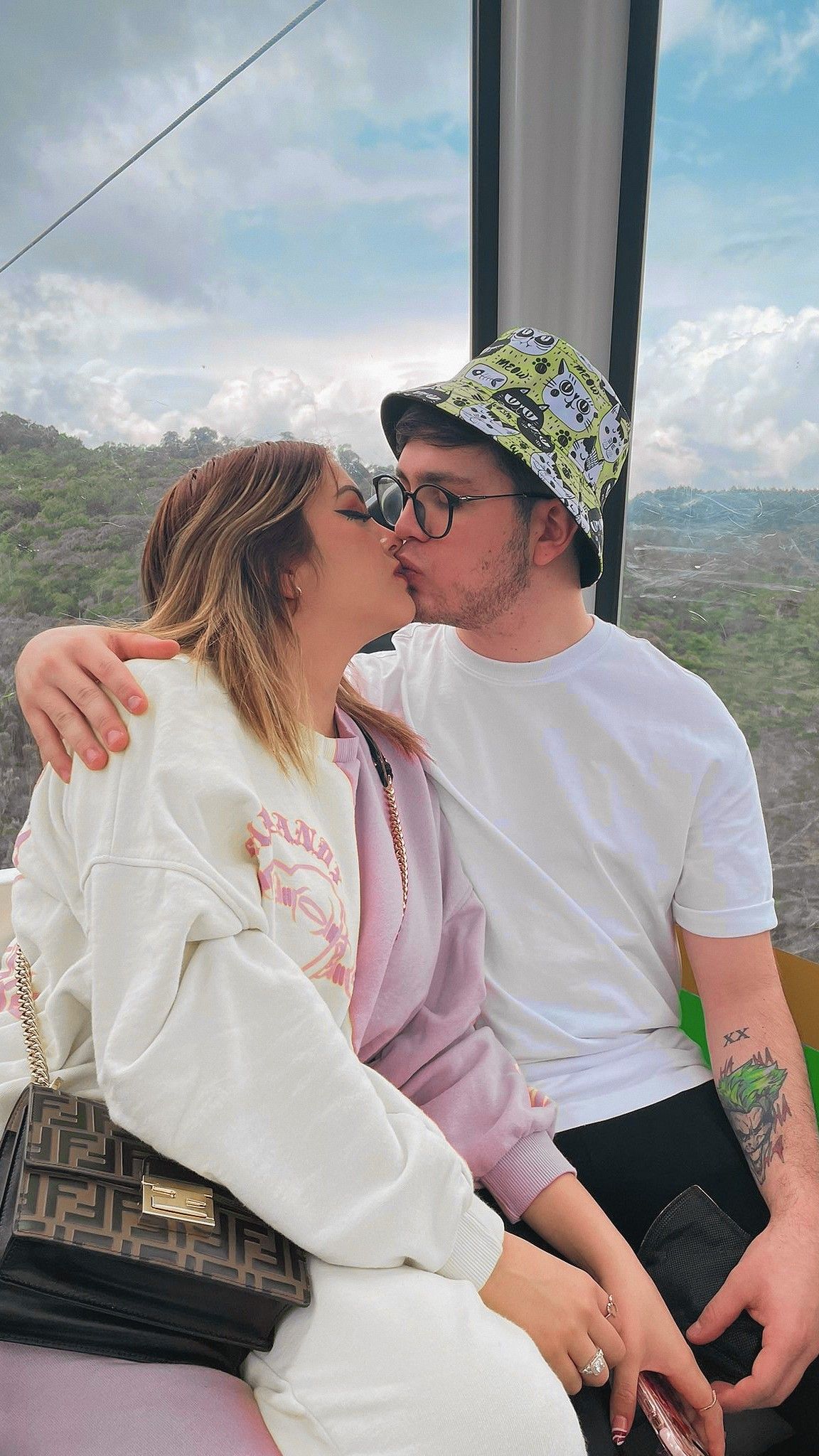 Arigameplays & Juansguarnizo Wallpaper- on Instagram. Famosos divertidos, Chicas gamers, Personas increibles