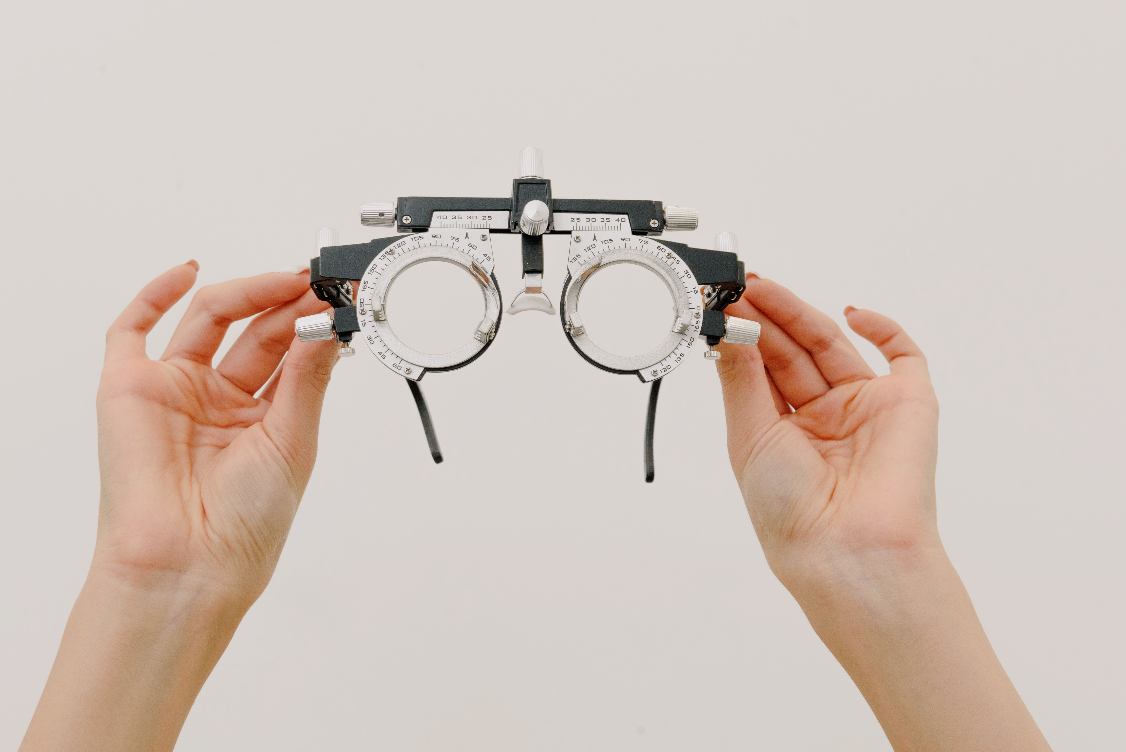 Crop faceless female optometrist demonstrating eyeglasses · Free
