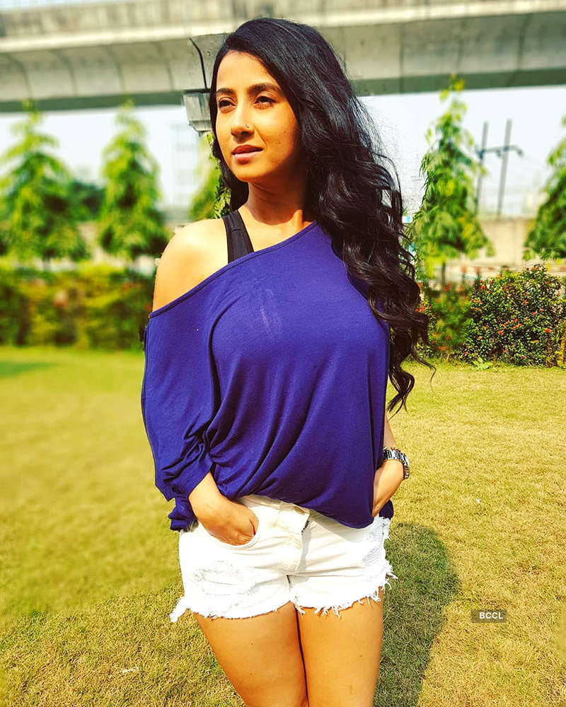 Alluring picture of Monami Ghosh prove that she is a true fashionista Pics. Alluring picture of Monami Ghosh prove that she is a true fashionista Photo. Alluring picture of Monami