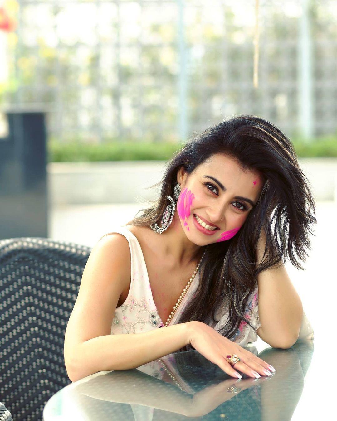 Bengali actress Monami Ghosh hot photo. Monami Ghosh exposing backless blouse hot photo Photo: HD Image, Picture, Stills, First Look Posters of Bengali actress Monami Ghosh hot photo