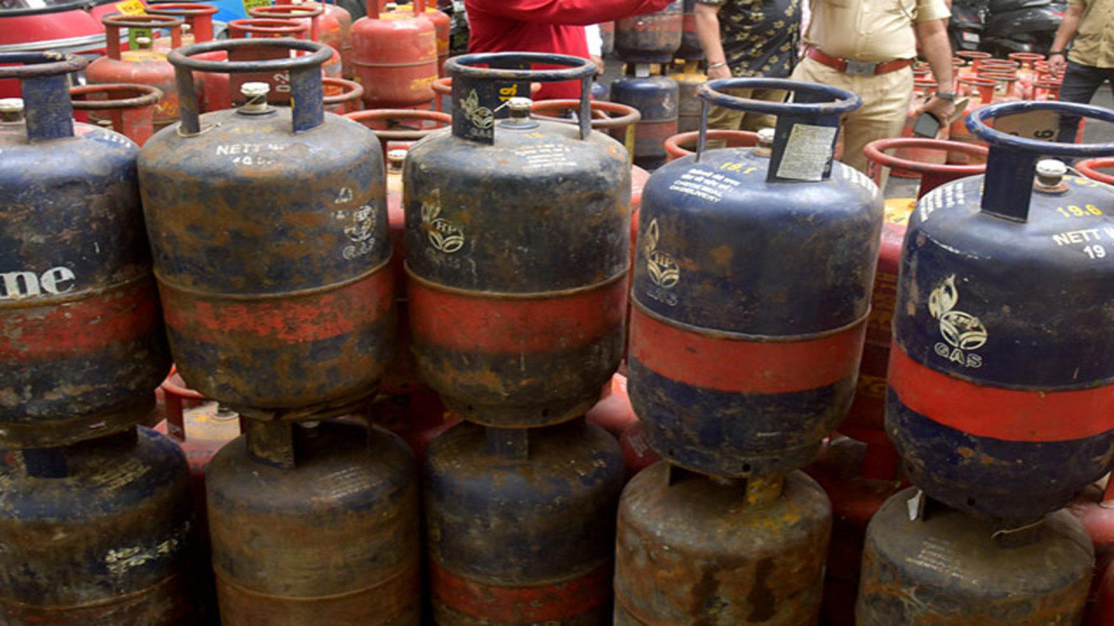 lpg: Domestic LPG cylinder gets expensive, price hiked by Rs 25 Economic Times Video